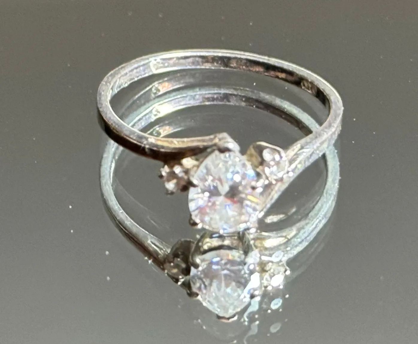 Product image for 925 size 10 Avon crystal ring
