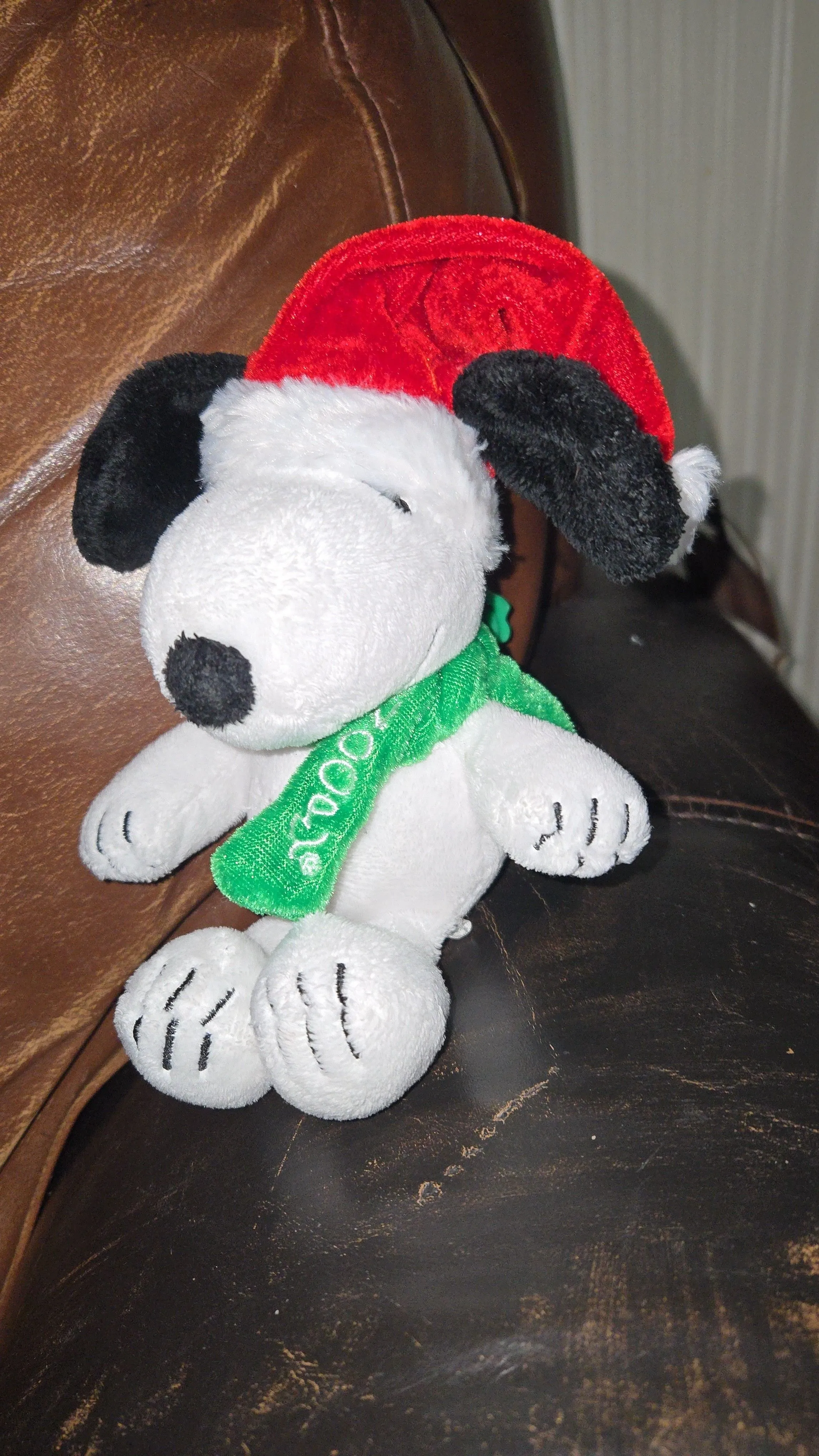 Product image for Holiday Snoopy Kissing Clip battery operated toy Peanuts gang 2018