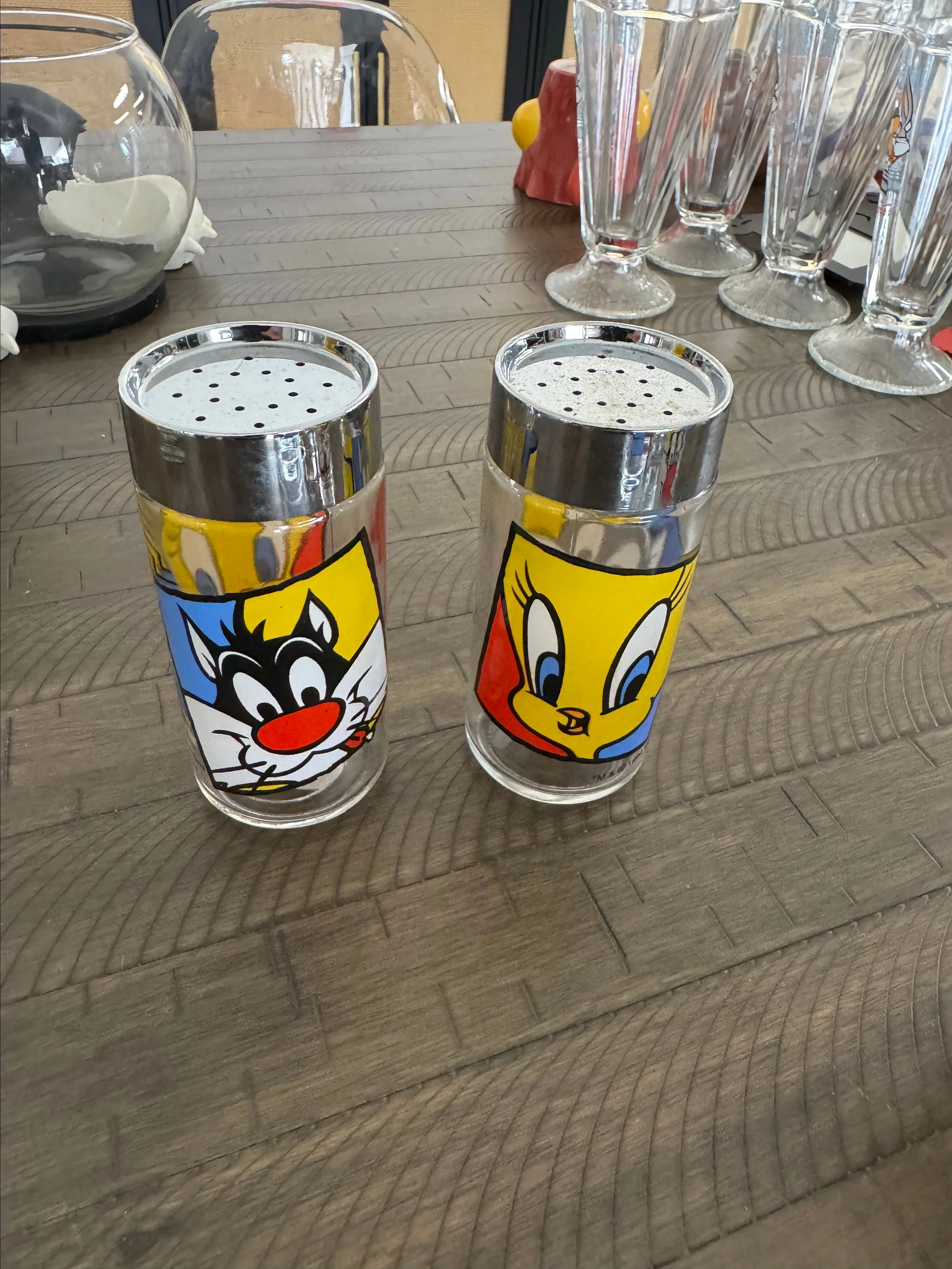Product image for Looney tunes salt n pepper shaker