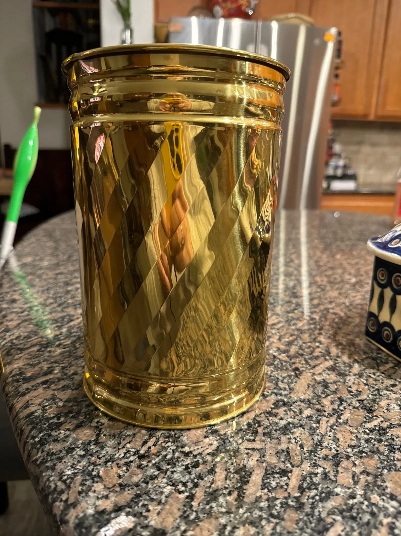 Product image for 9"x5.5" lacquered brass container