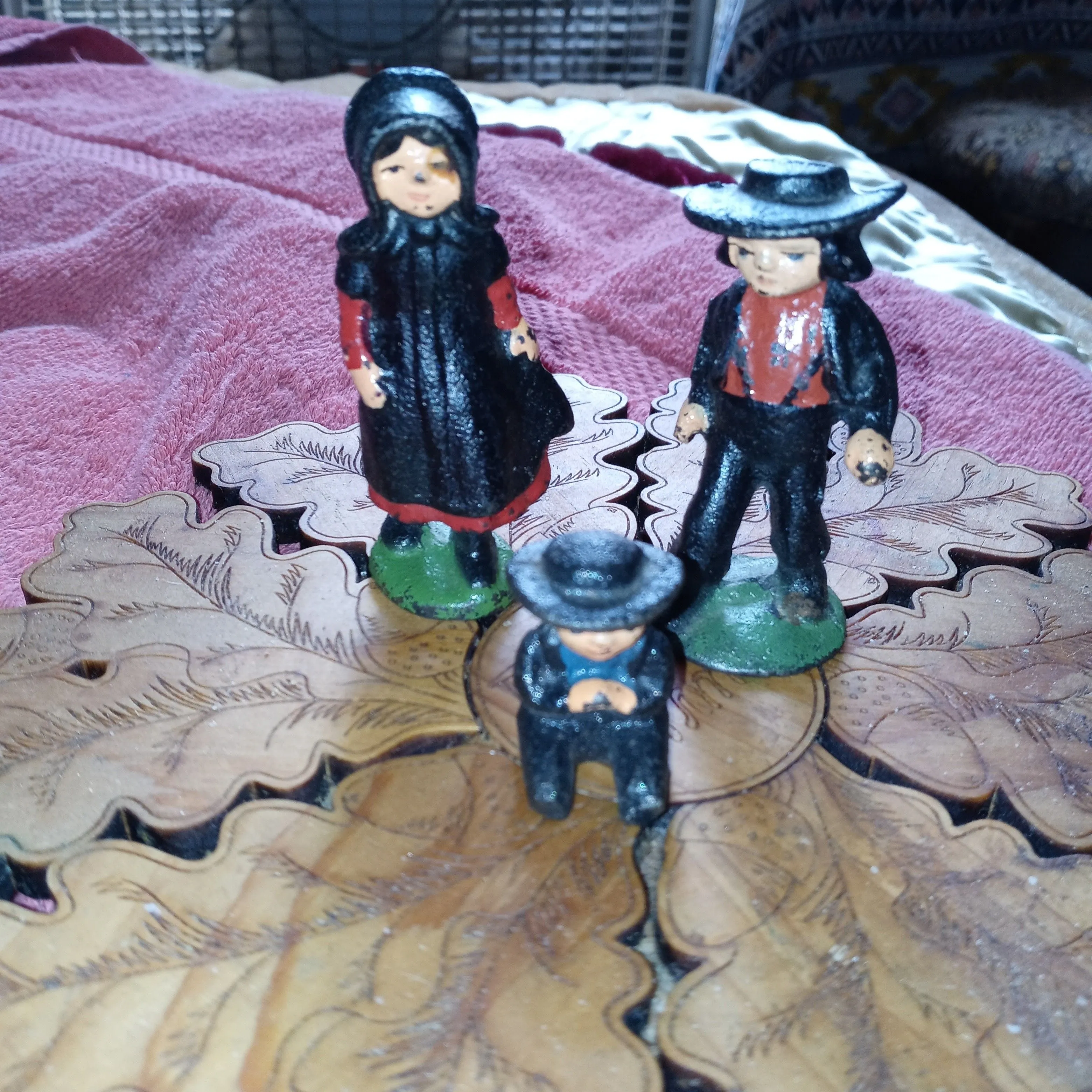Product image for 269. cast iron Amish kids