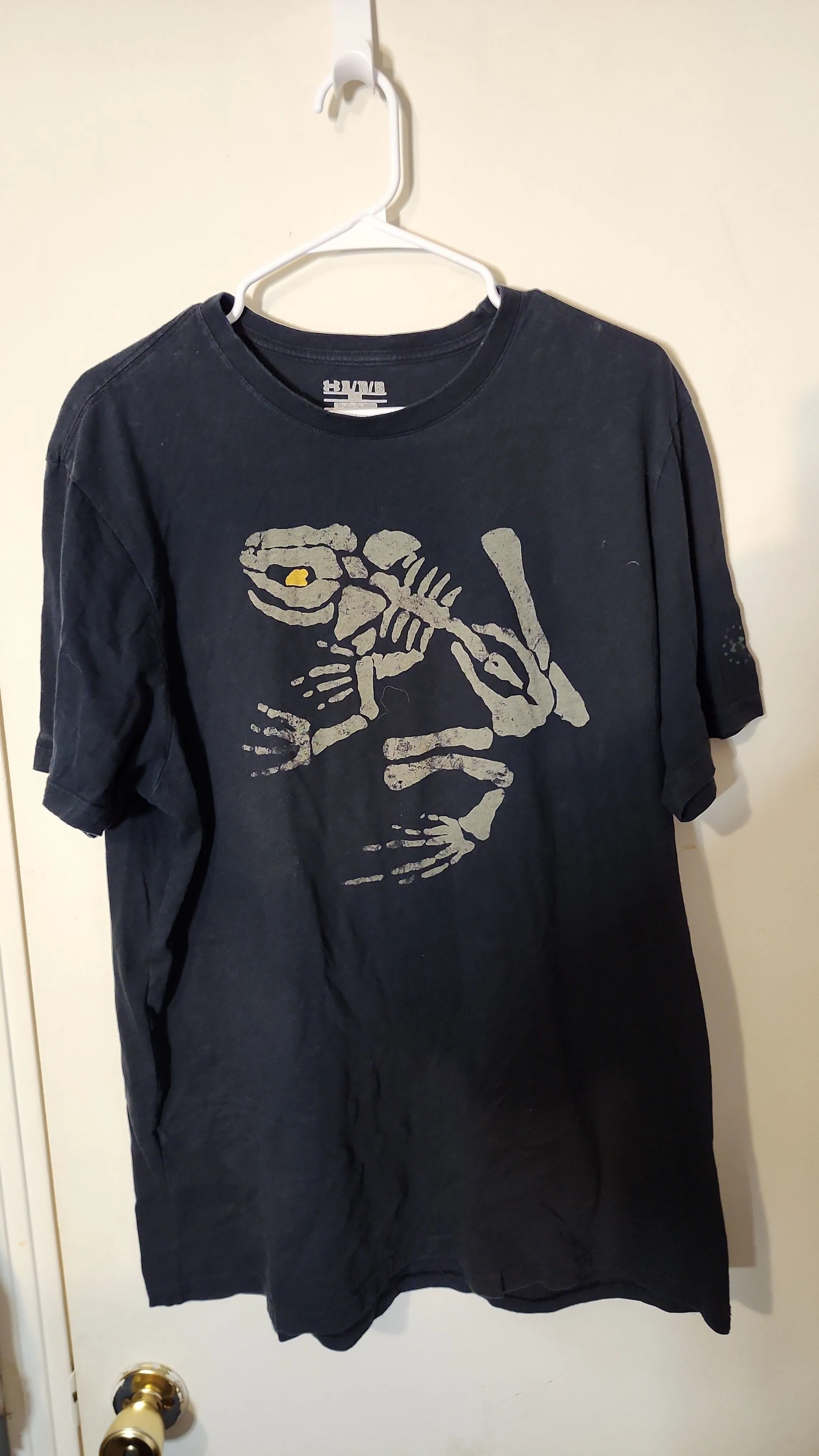 Product image for Mens Under Armour shirt, size XL.  (a215)