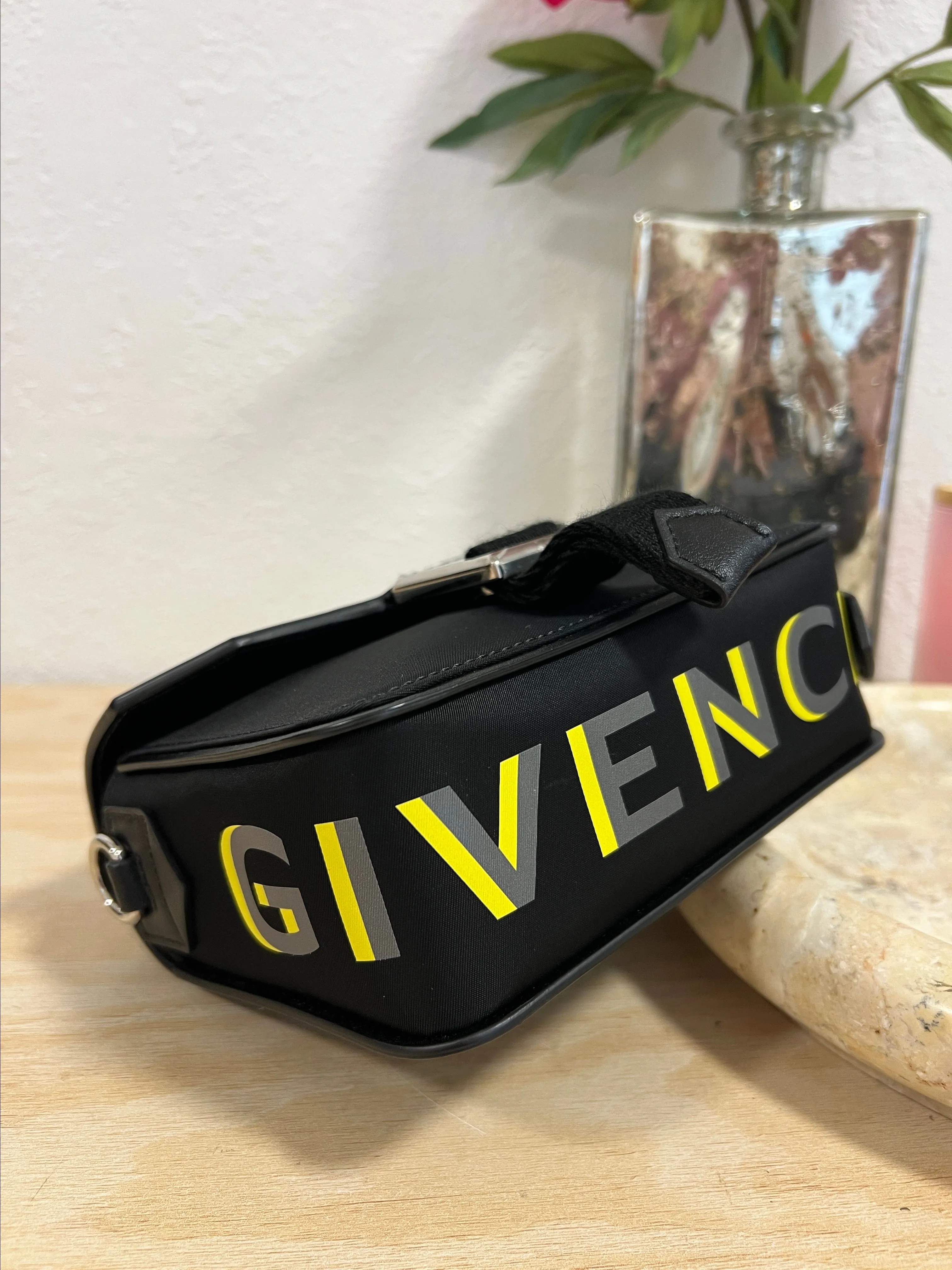 Listing Image Blurred Background