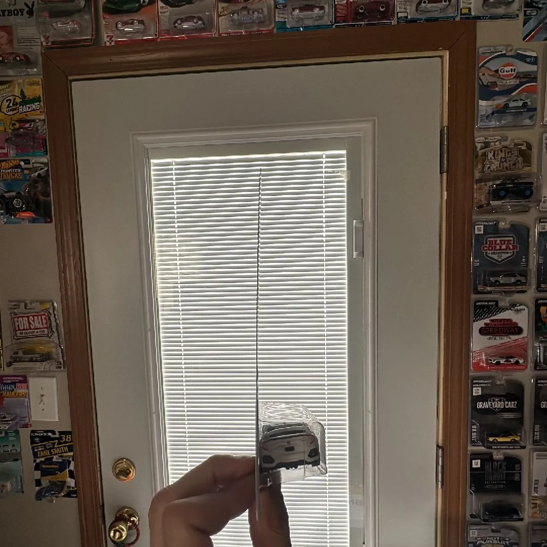 Listing Image Blurred Background