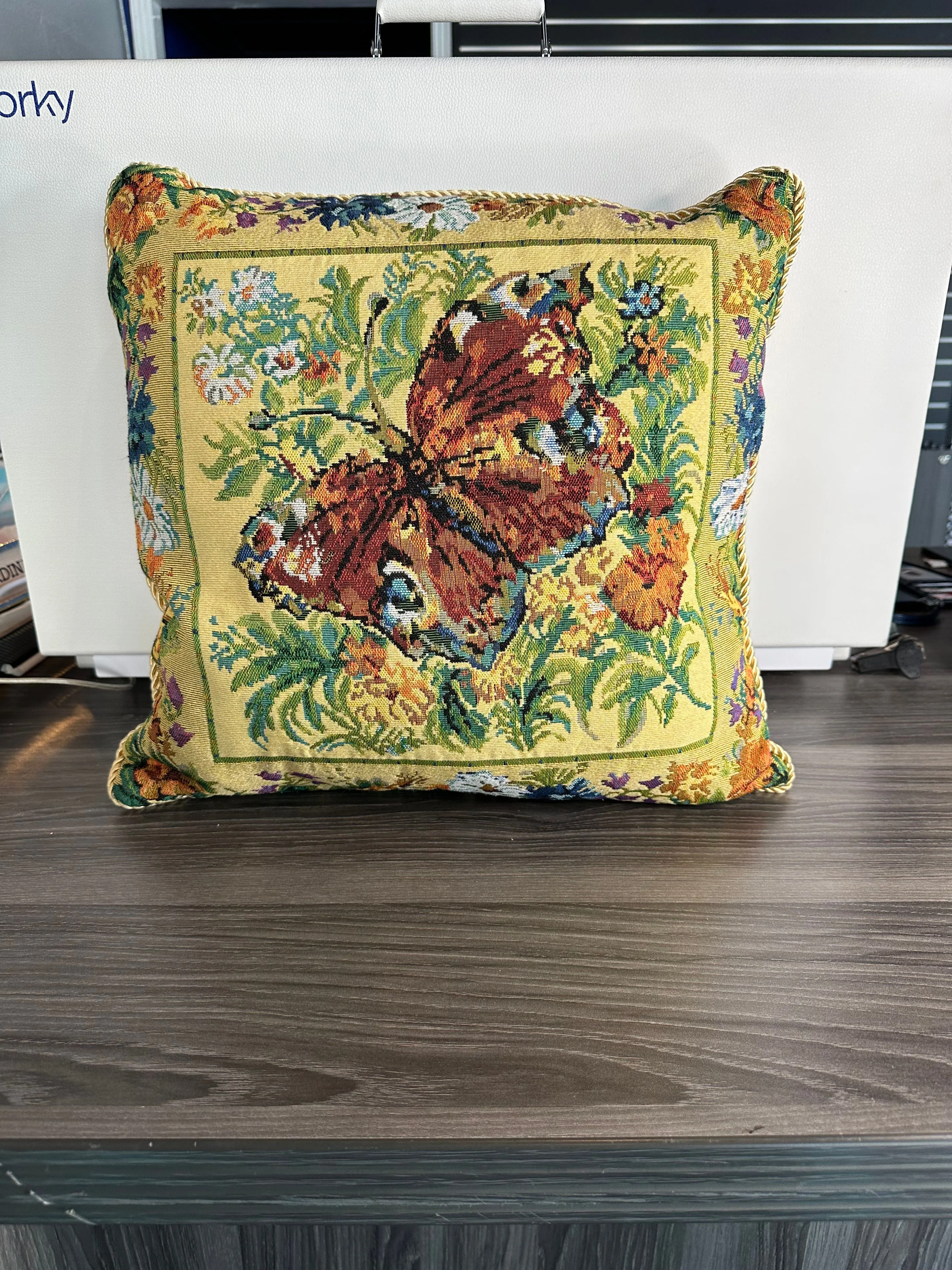Listing Image Blurred Background