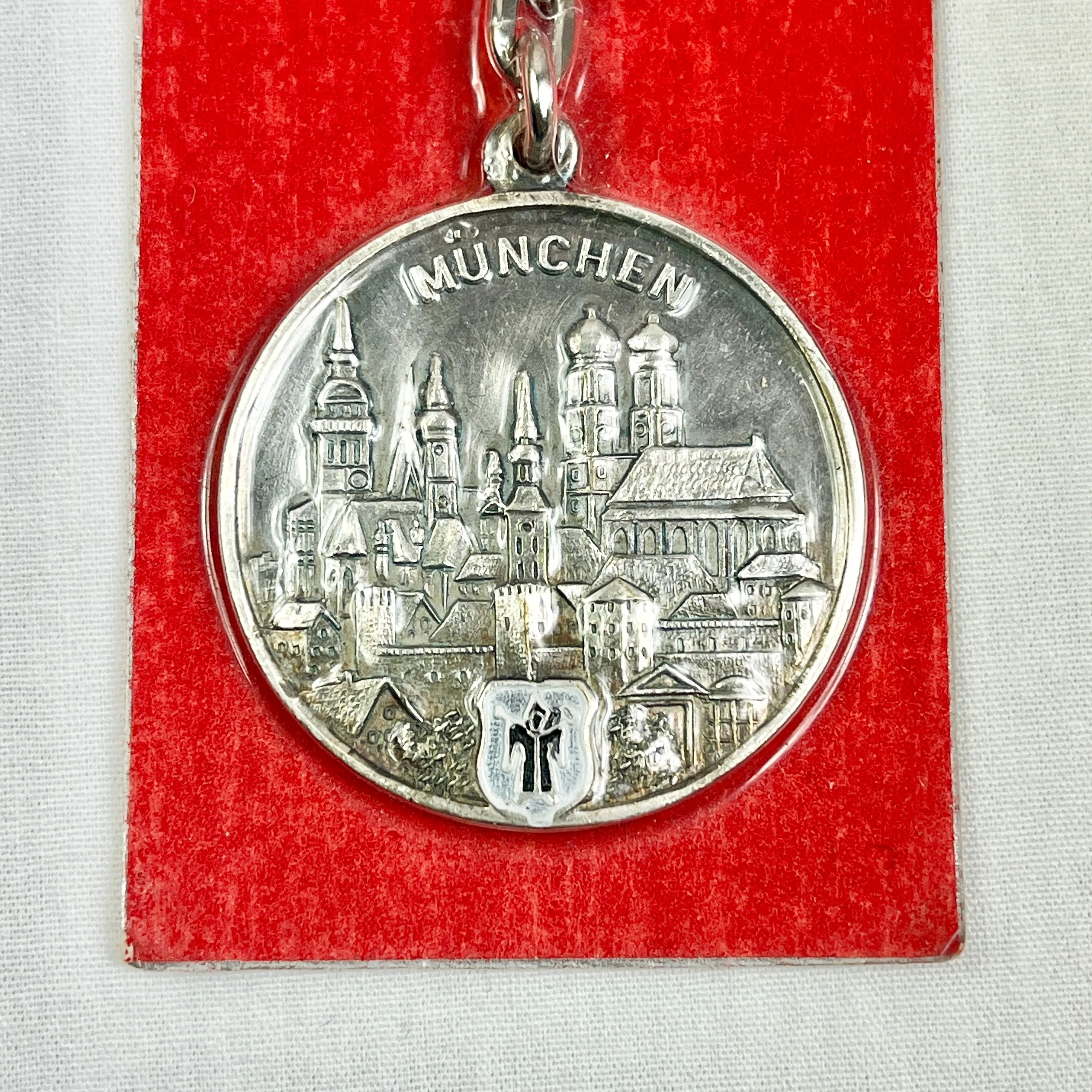 Product image for Vintage Munich Munchen Silver Tone Metal Keychain On Card
