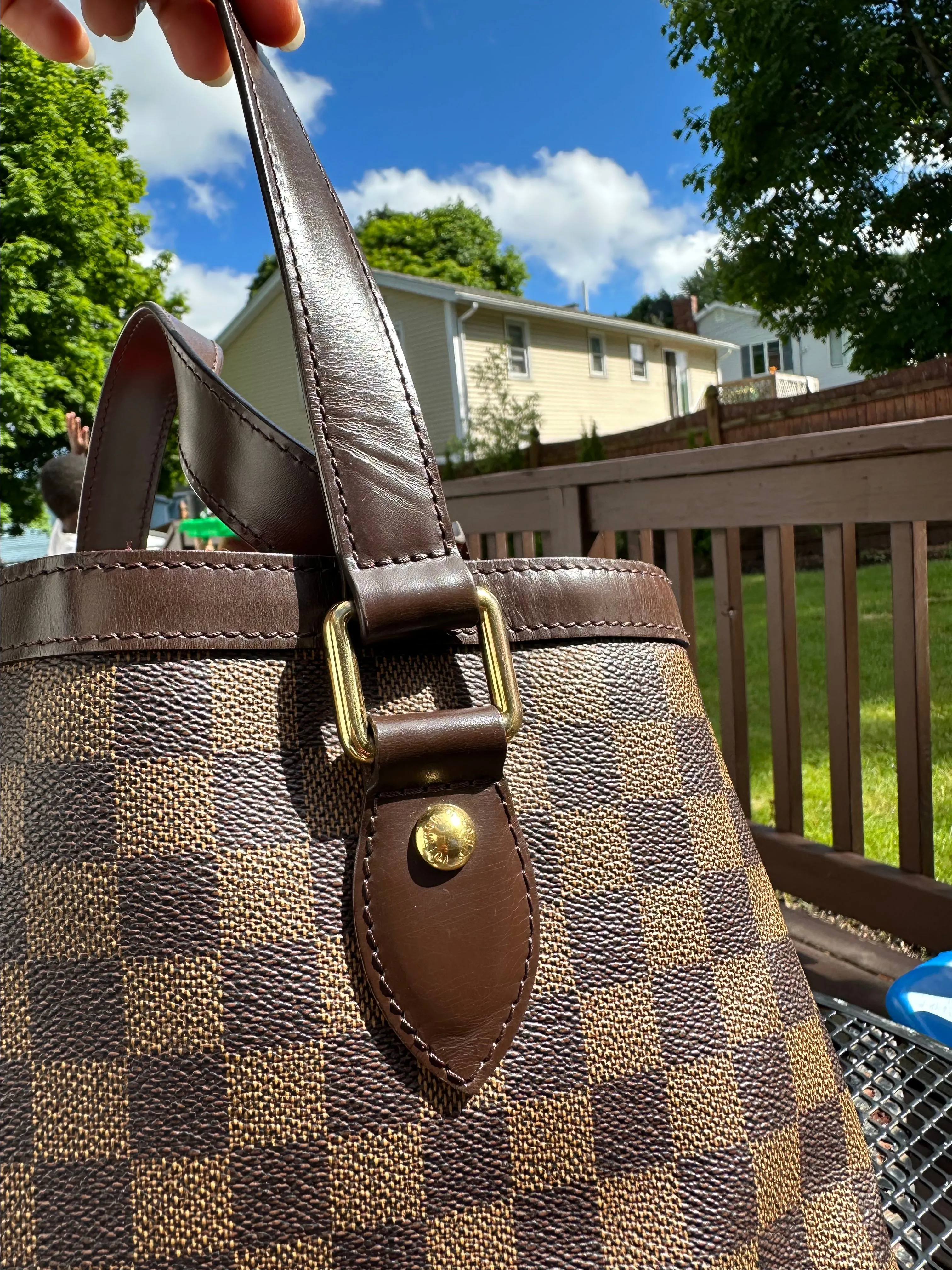 Listing Image Blurred Background