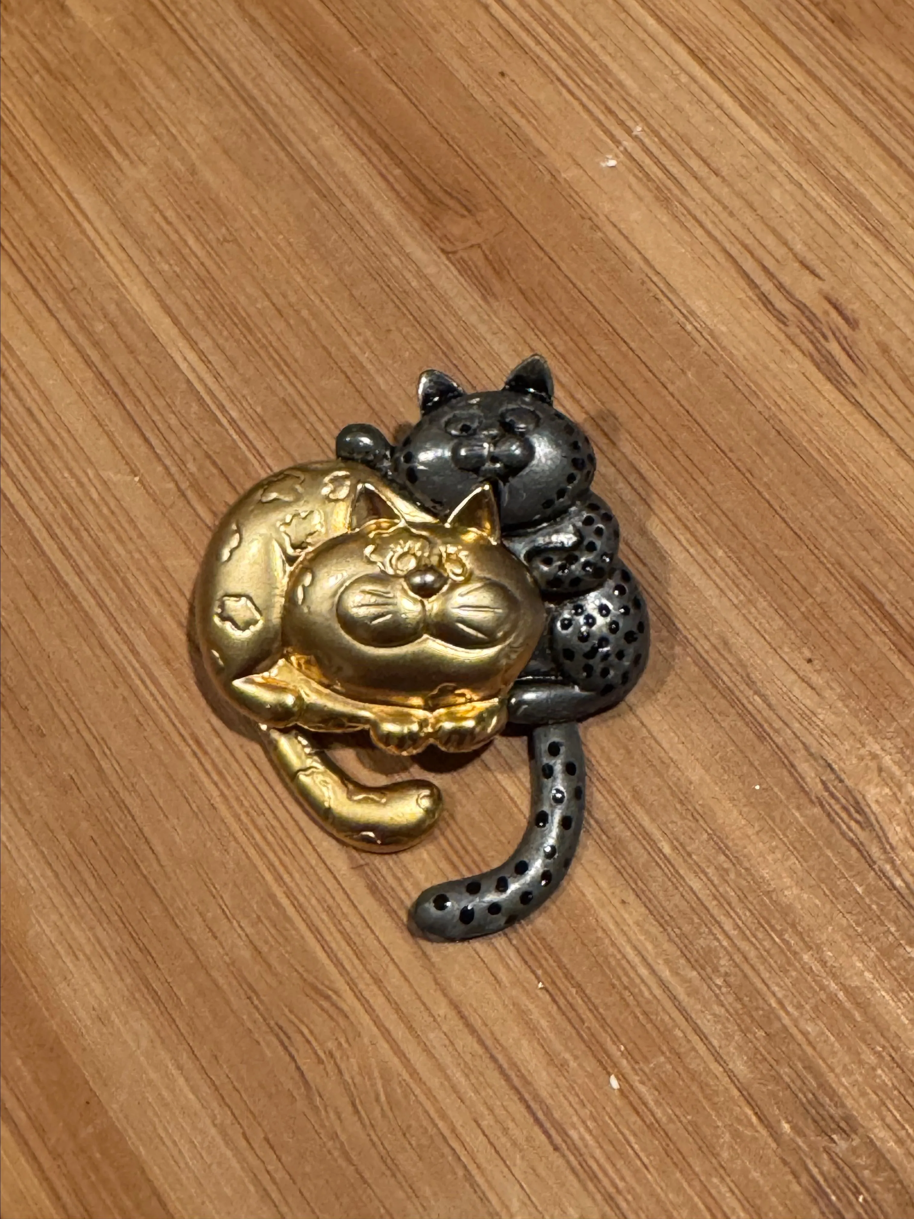 Product image for Danecraft Silver/Gold Tone Snuggling Cats Brooch Pin Moving Tails