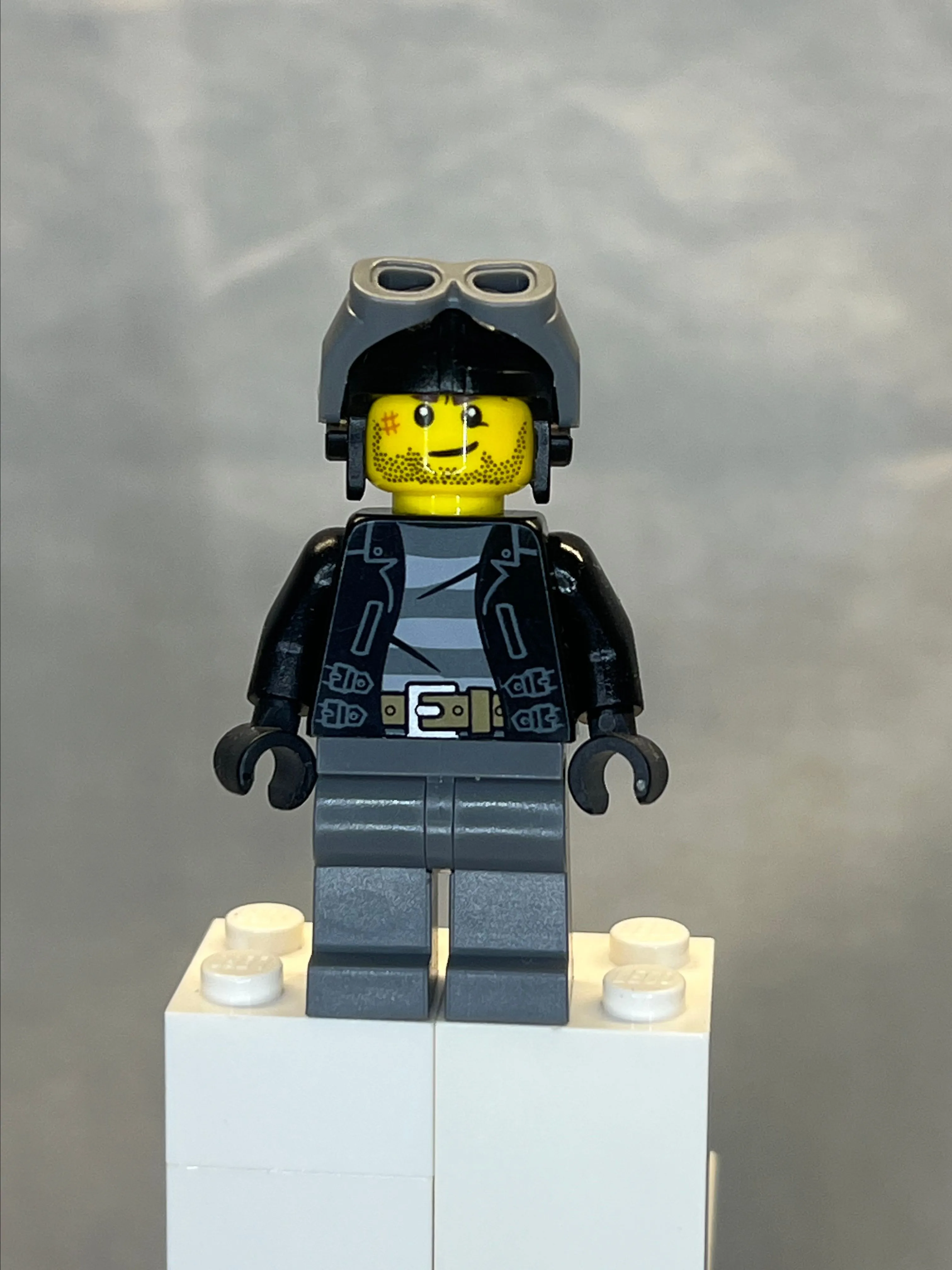 Product image for Minifigure cty0456 Police - City Bandit Male with Black Stubble and Aviator Cap