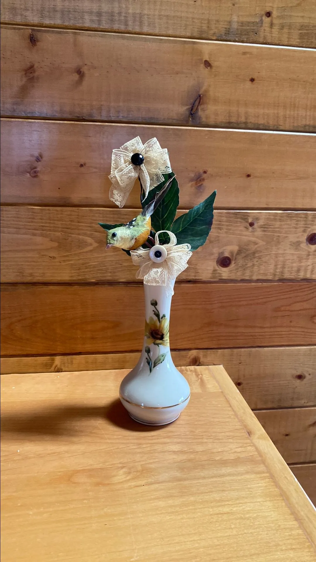 Product image for Bel-Terr 22k Trim Sunflower Vase w/ Arrangement