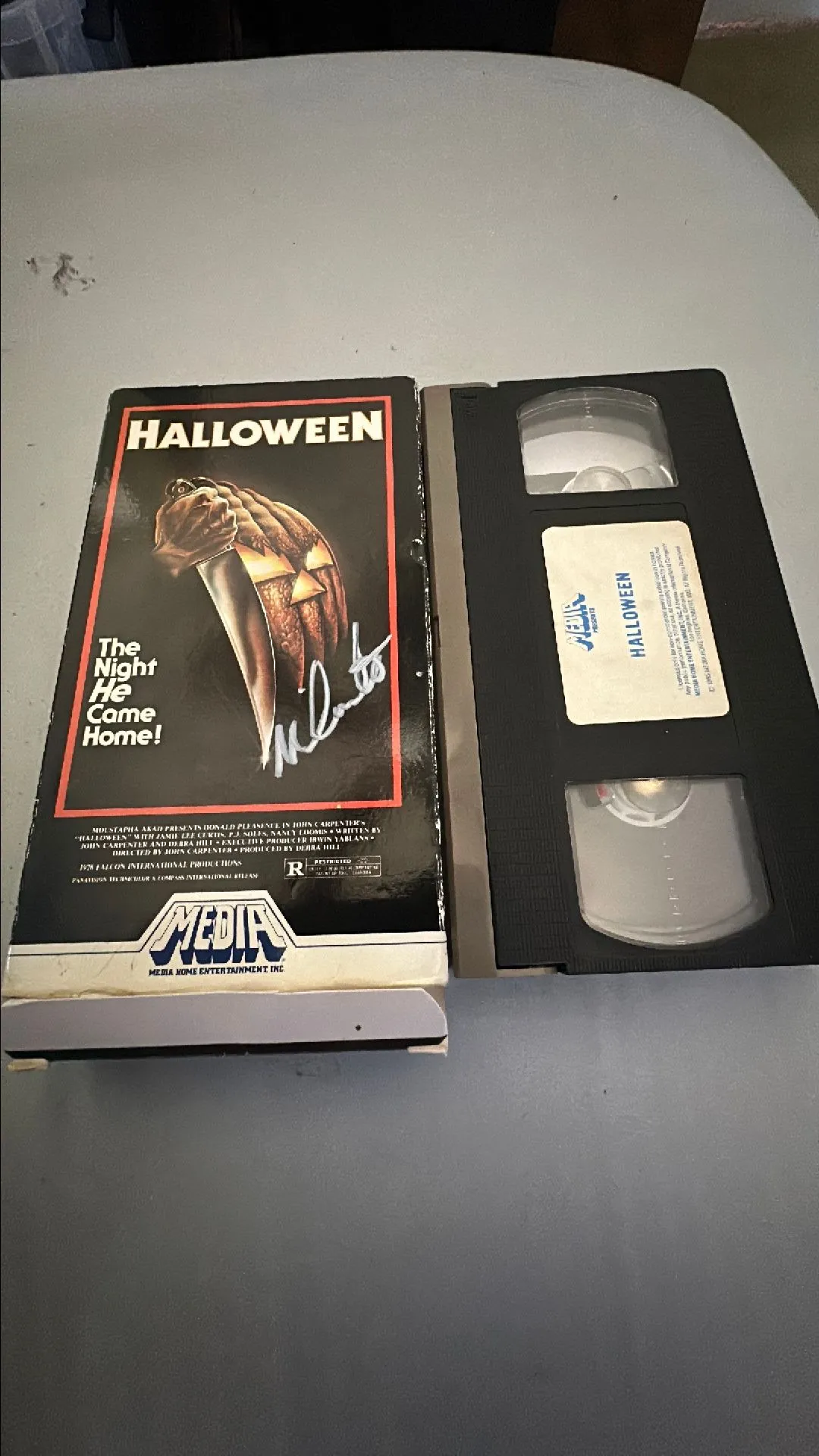 Product image for SIGNED Halloween vhs 1985 media home entertainment