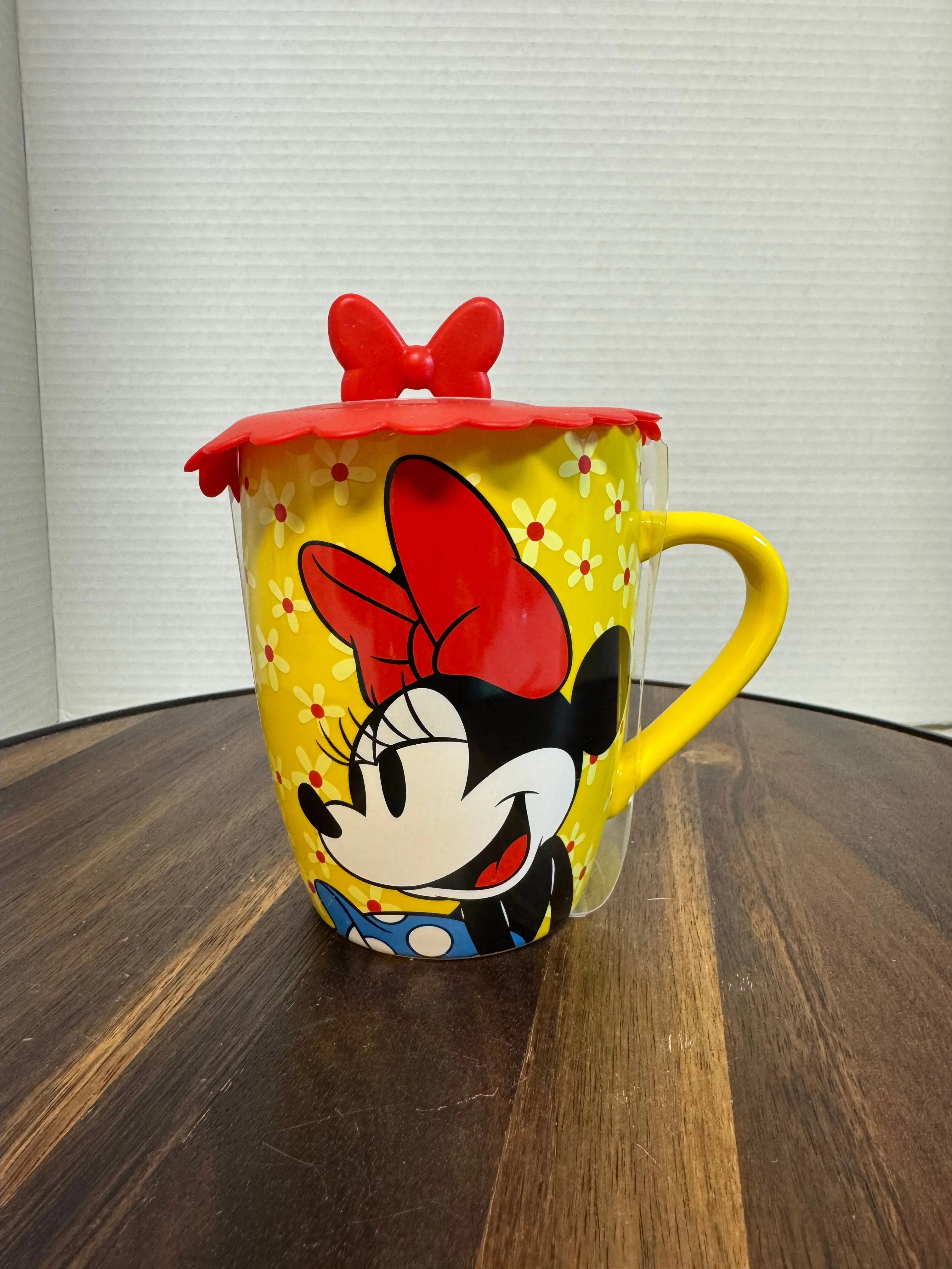Product image for Disney Minnie mouse mug with silicone topper