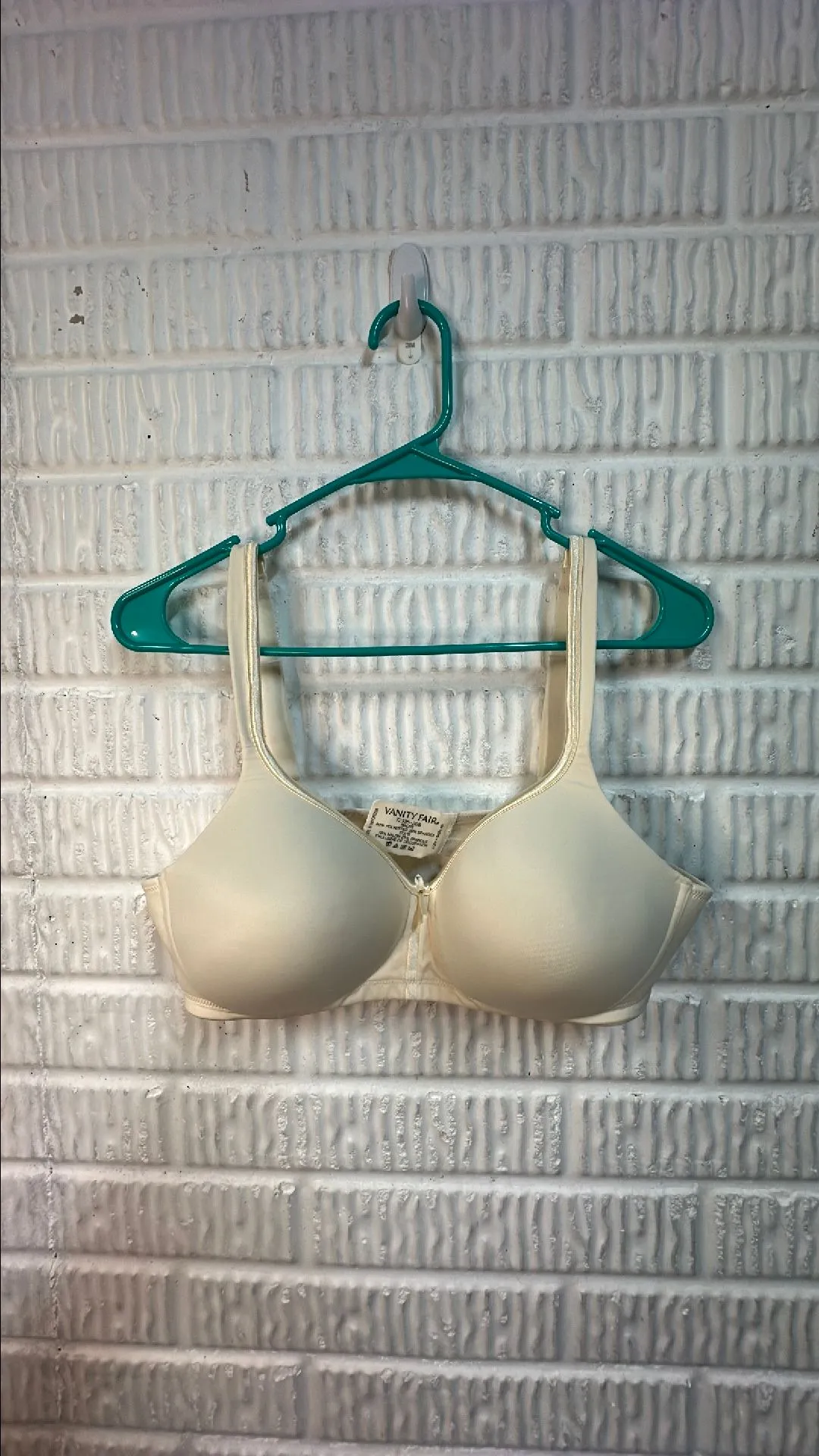 Product image for 23Y Vanity Fair Cream Bra 38B