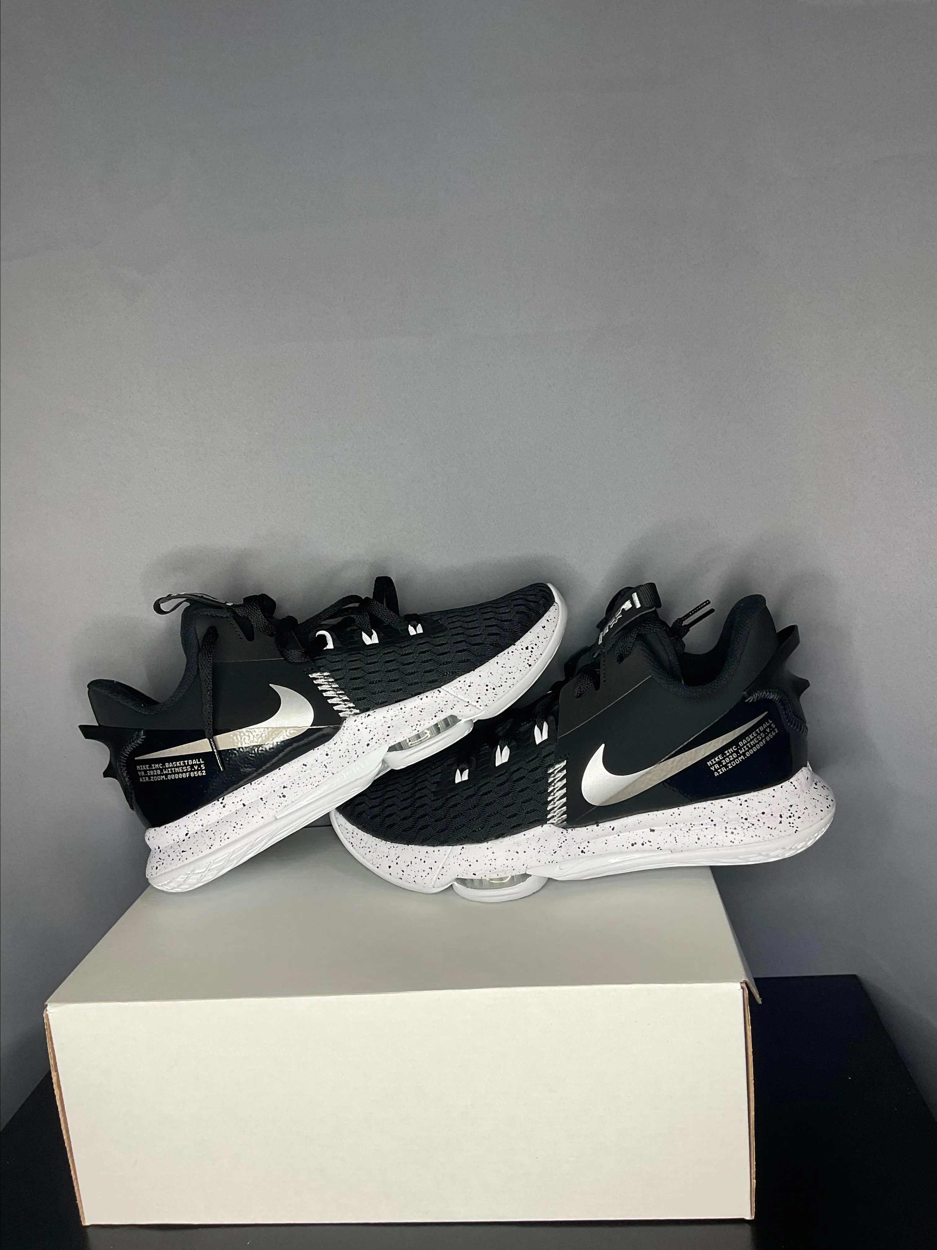 Product image for 11M Nike LeBron Witness 5 “Black Metallic Silver”