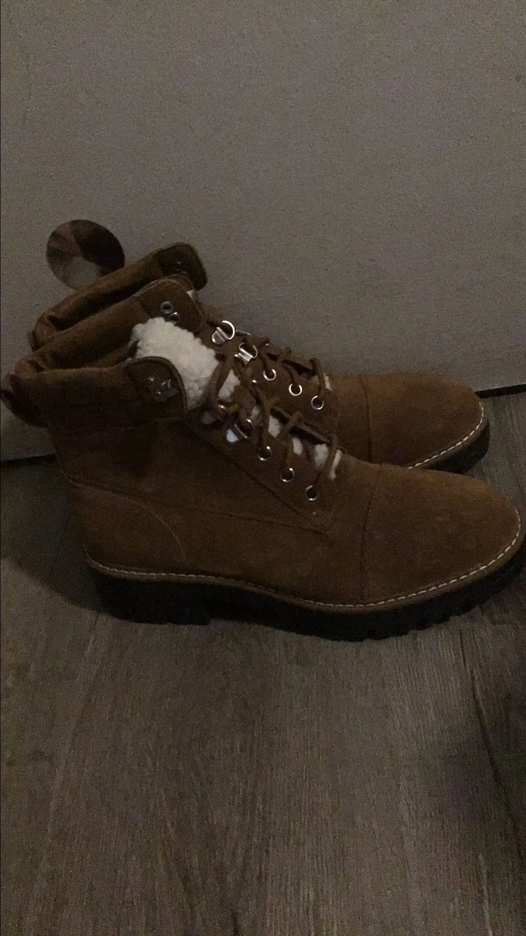 Product image for 108.Nice tan heavy duty Boots for colder days with Sherpa details & great laces size 8