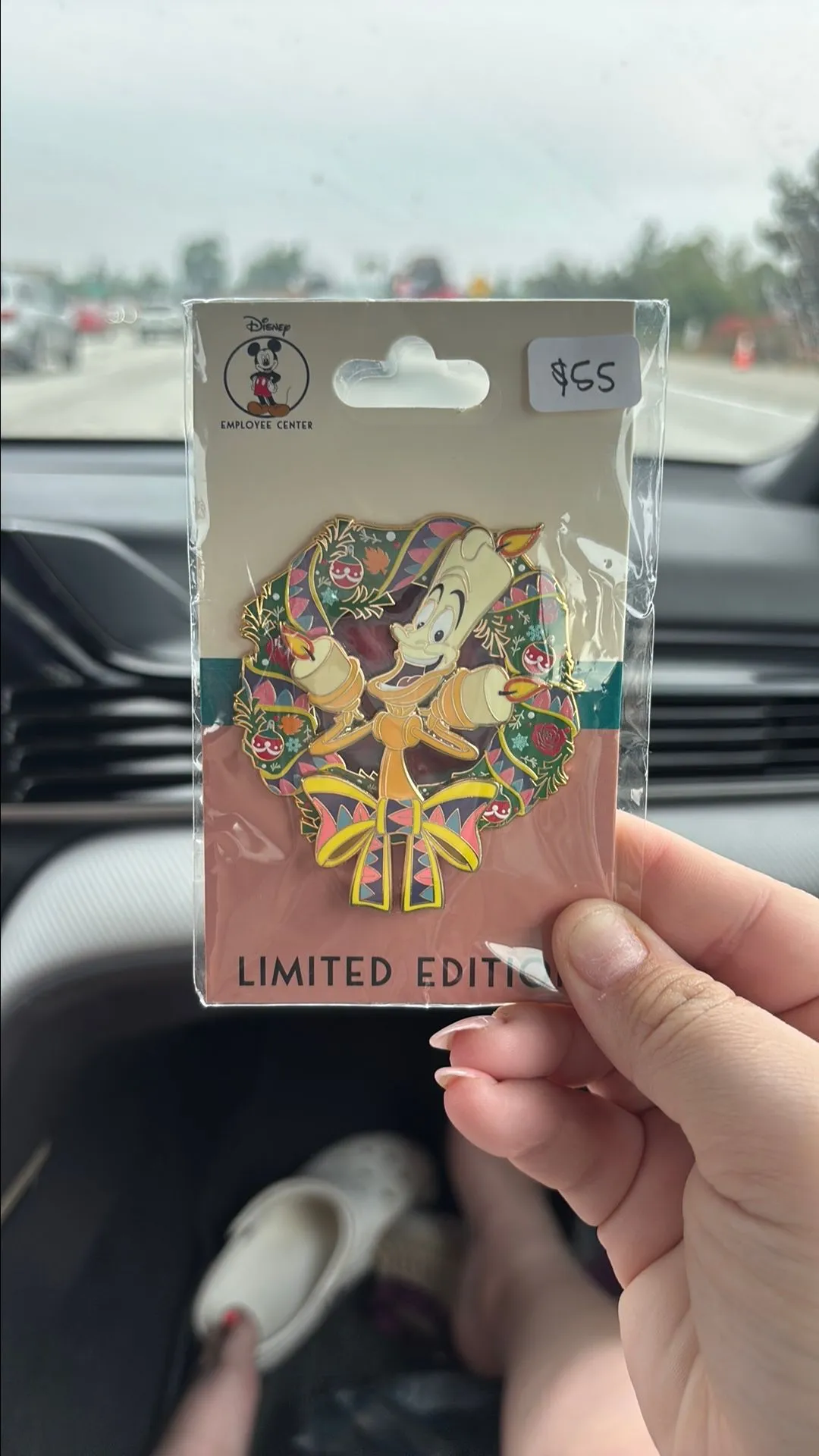 Product image for DEC Lumiere Wreath Pin