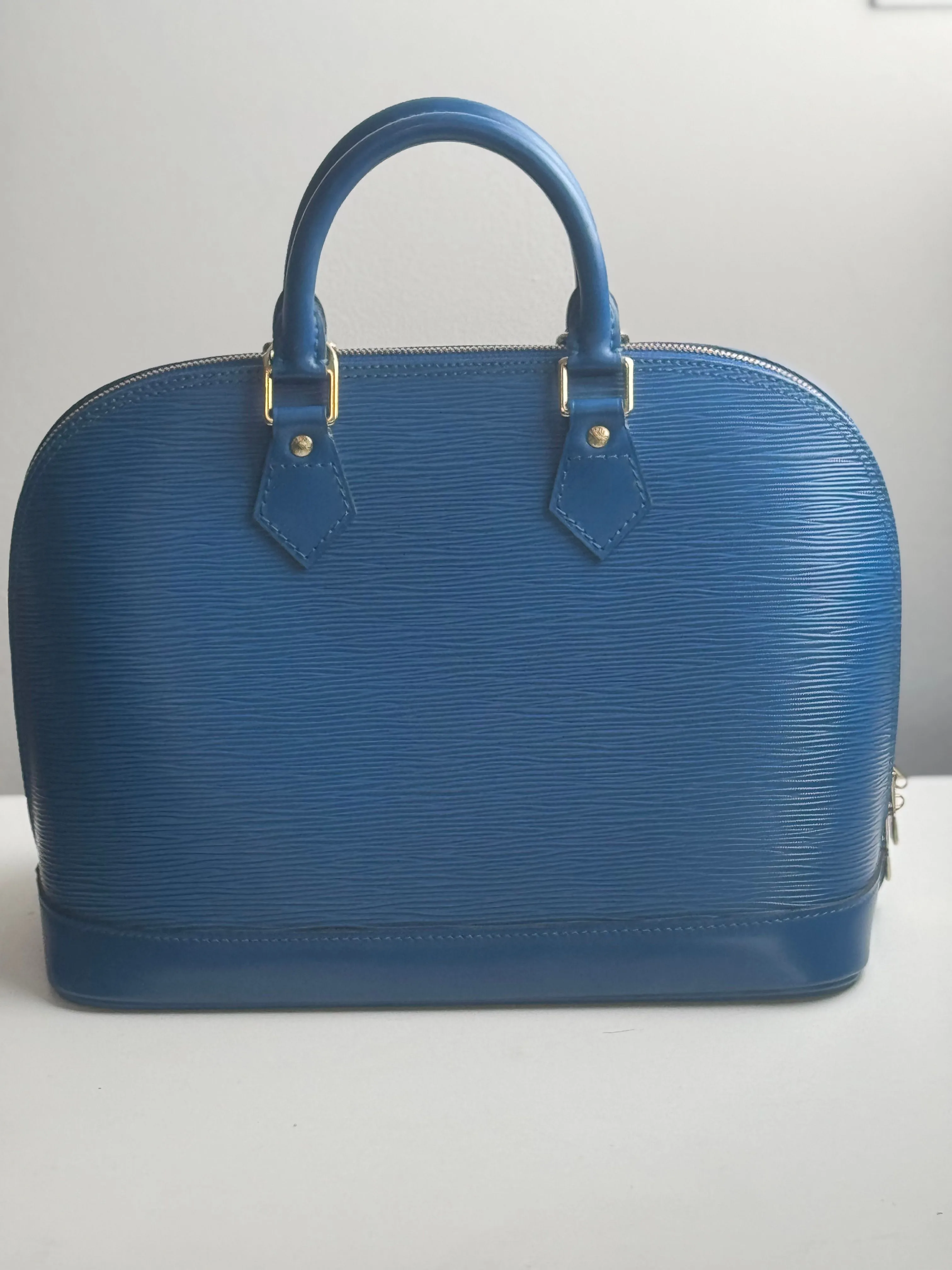 Listing Image Blurred Background