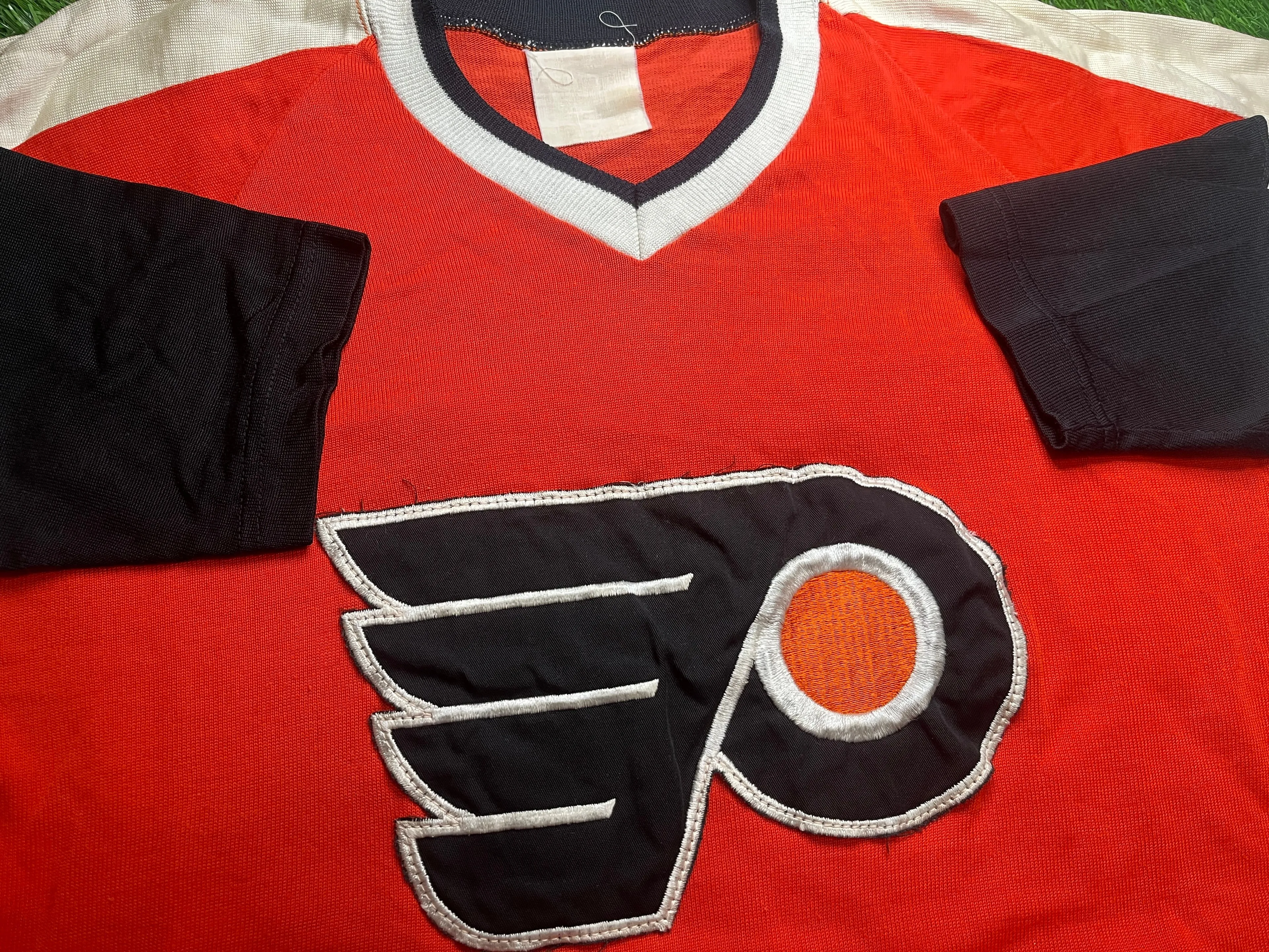 Product image for 34. 70s/80s Philadelphia Flyers Hockey Longsleeve fits Sz L/XL (21x29.5)