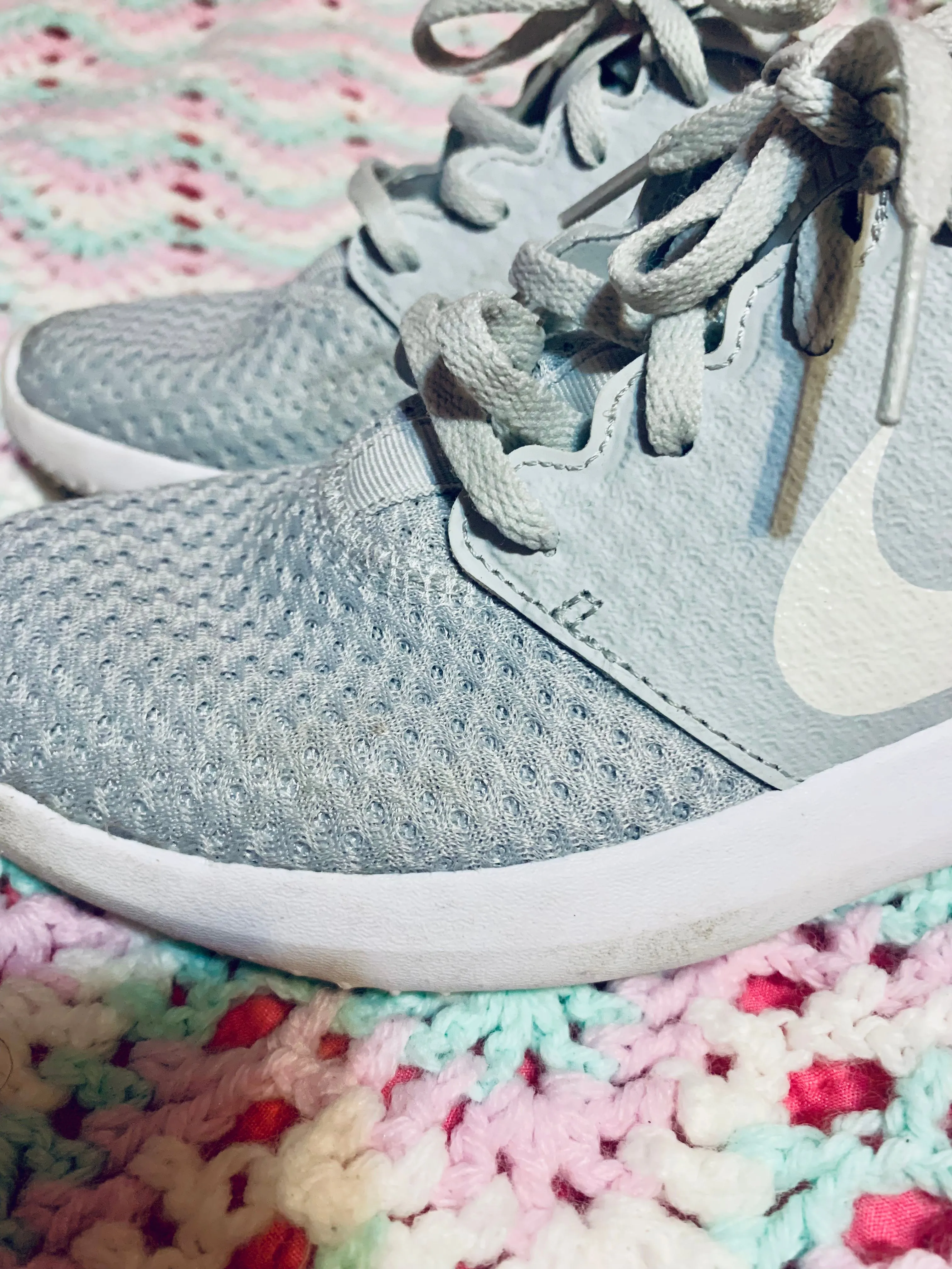 Product image for 61.Girl's Nike Sneakers Gray and white size 4Y