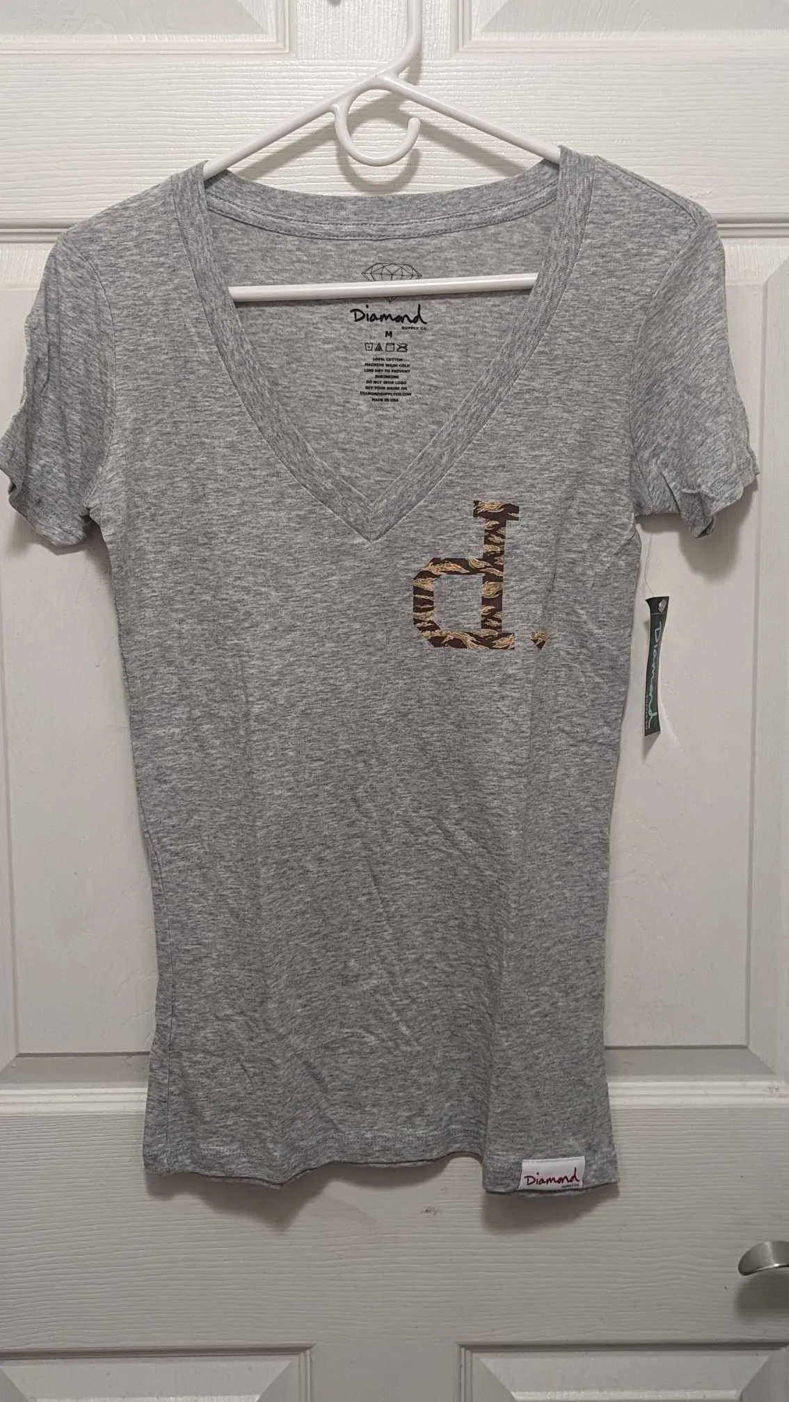 Product image for Nwt Womens v-Neck Diamond Supply company cameo t-shirt fitted
