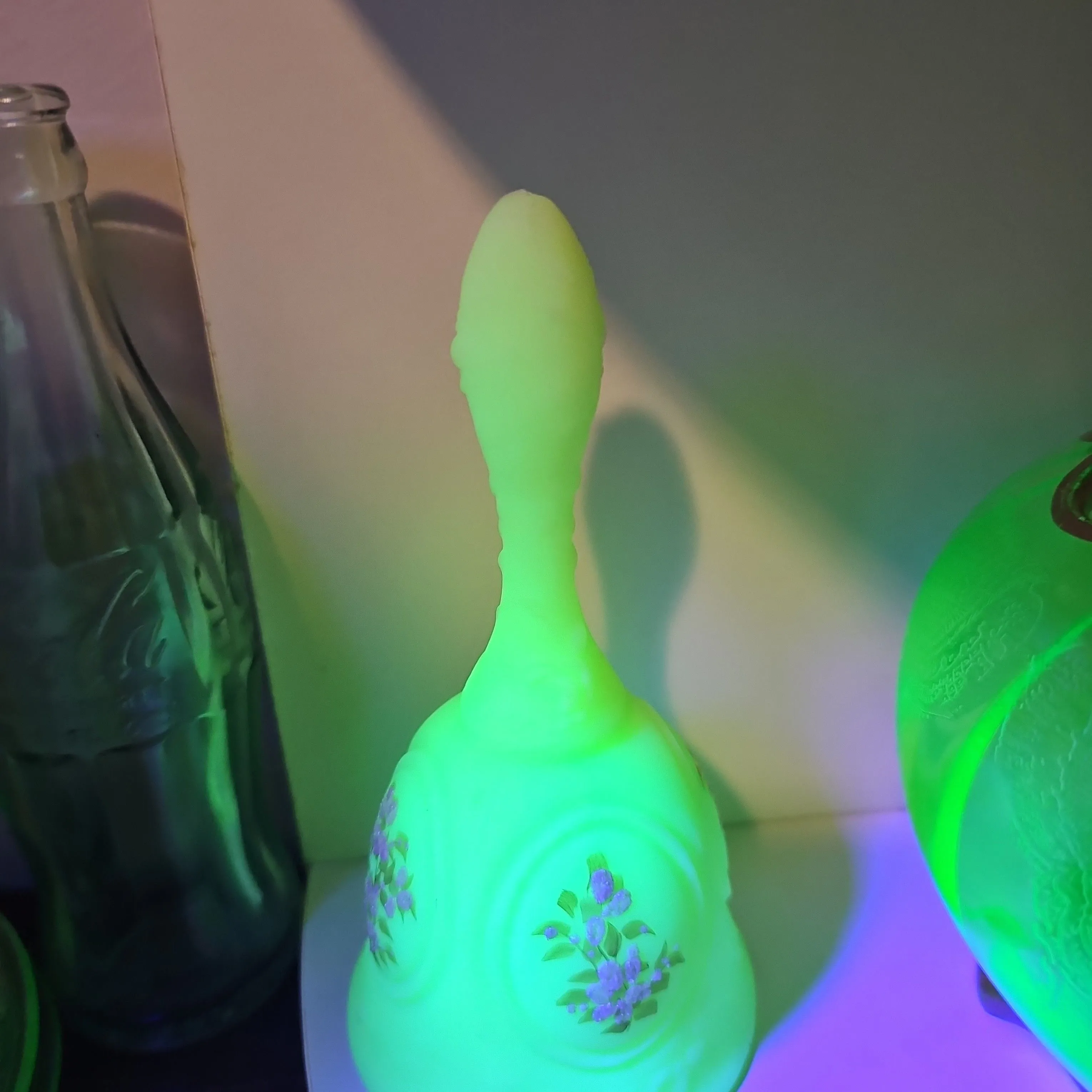 Product image for Fenton Uranium Glass Daisy's On Custard Bell. UV Glows