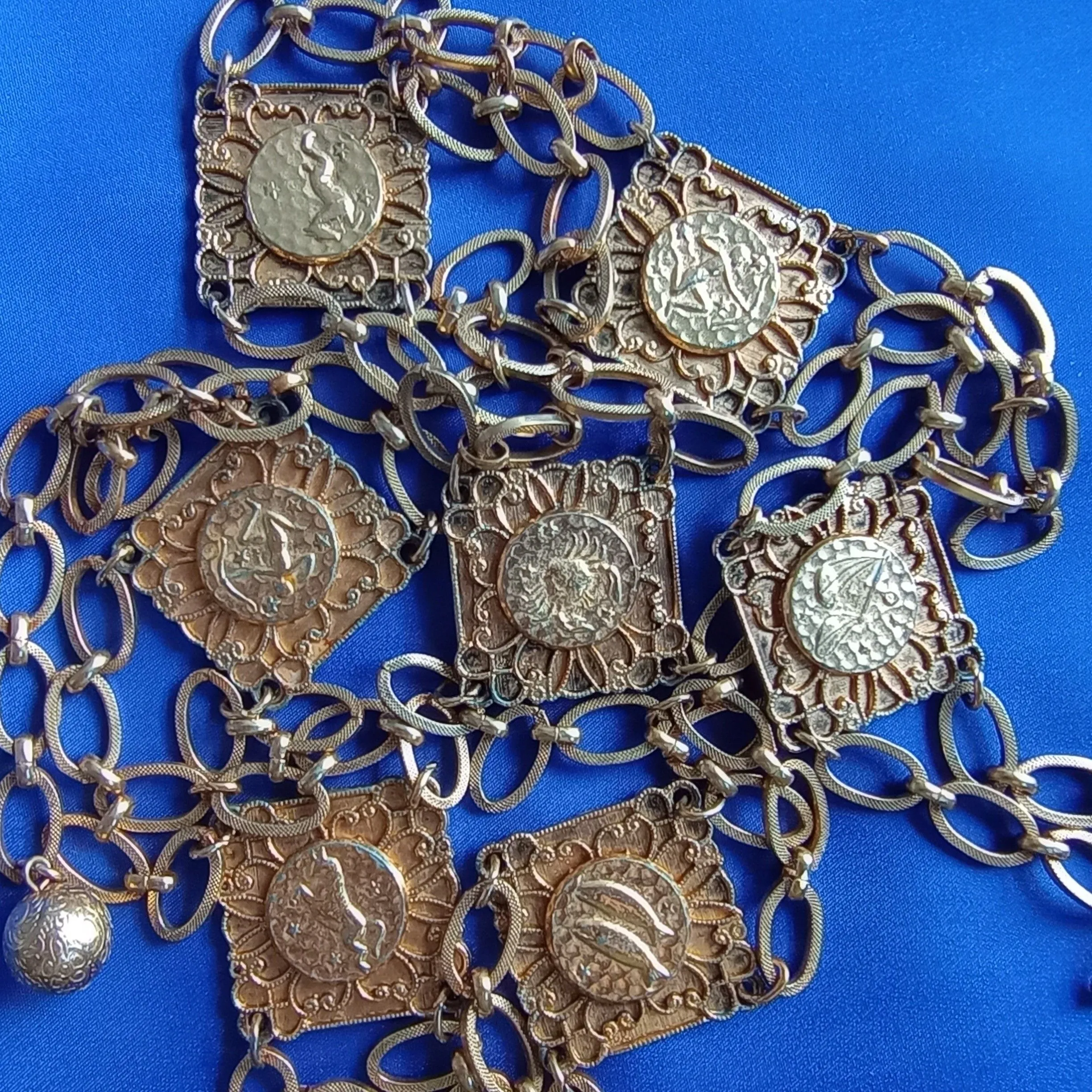 Super Cool Funky Vintage Astrology Goldtone Chain Link Waist Belt Horoscope  Pisces Virgo Cancer++ · Whatnot : Acheter, vendre et tisser des liens