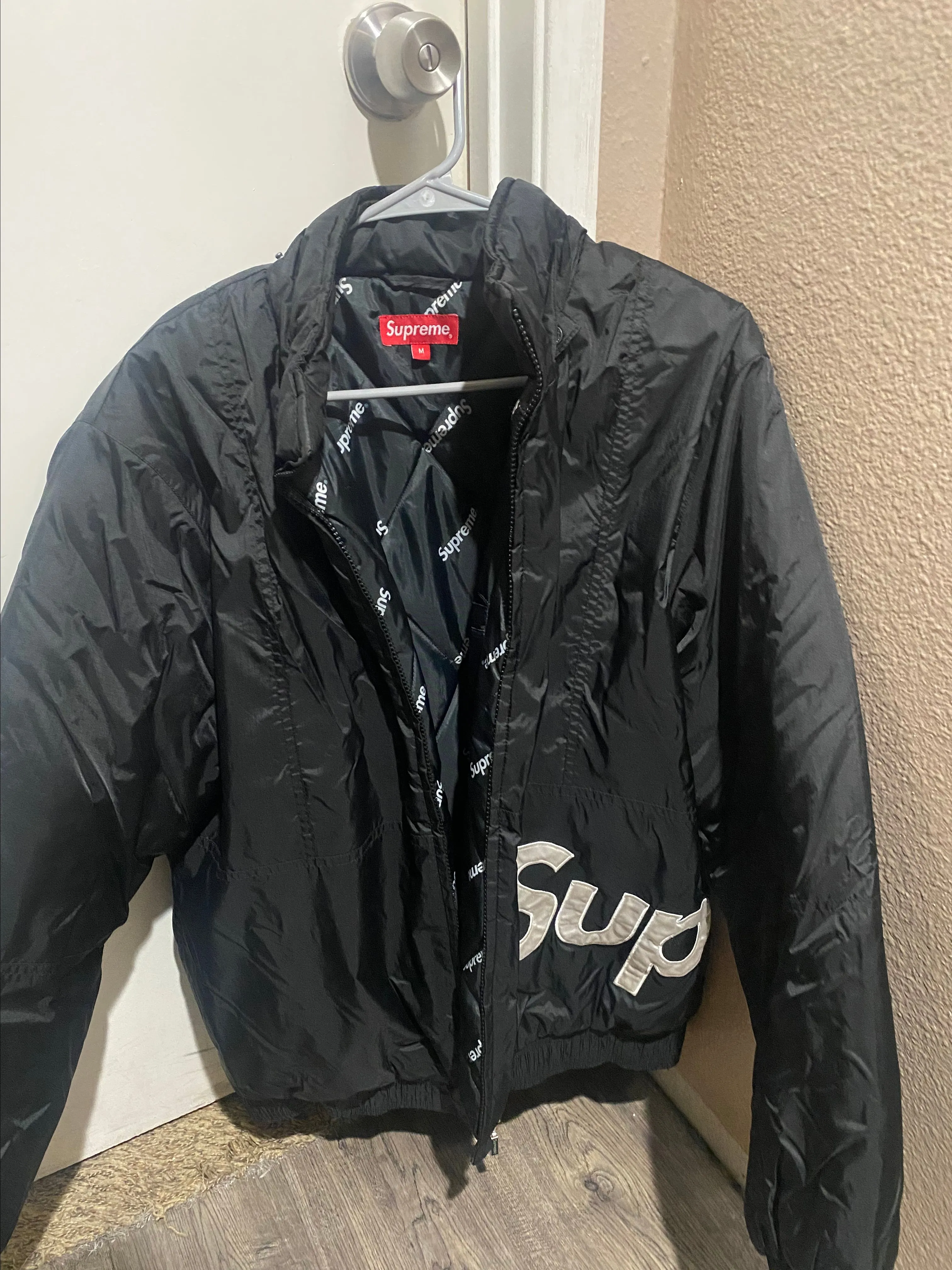 Product image for supreme logo black puffer jacket M