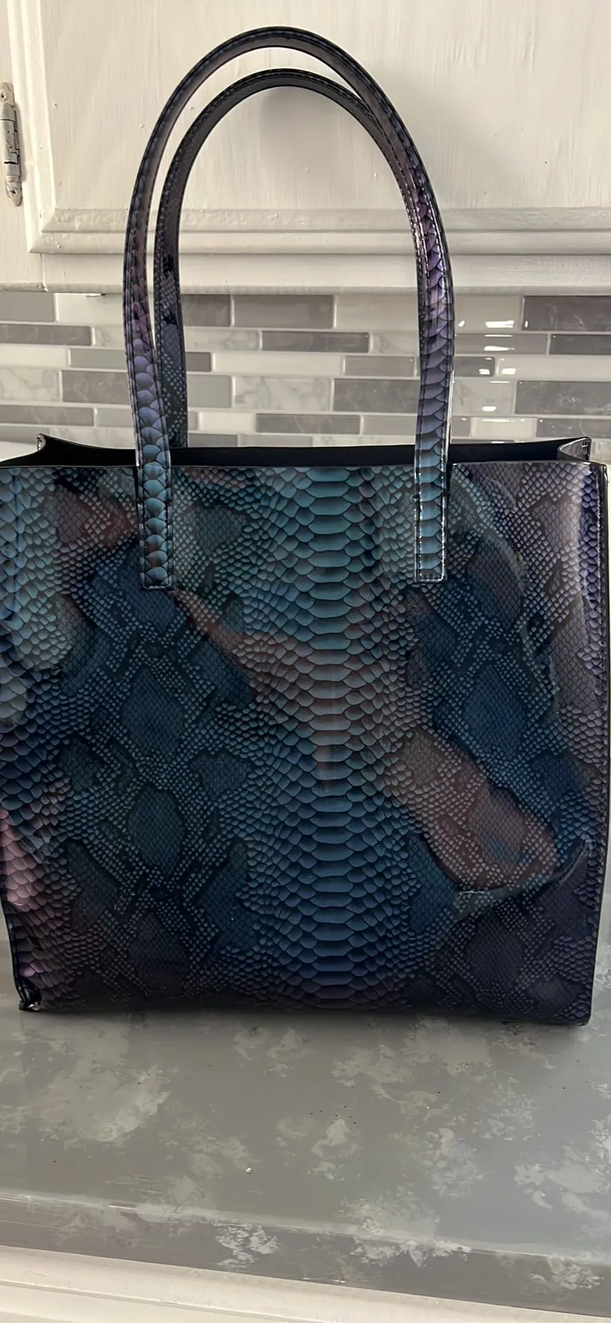 Listing Image Blurred Background