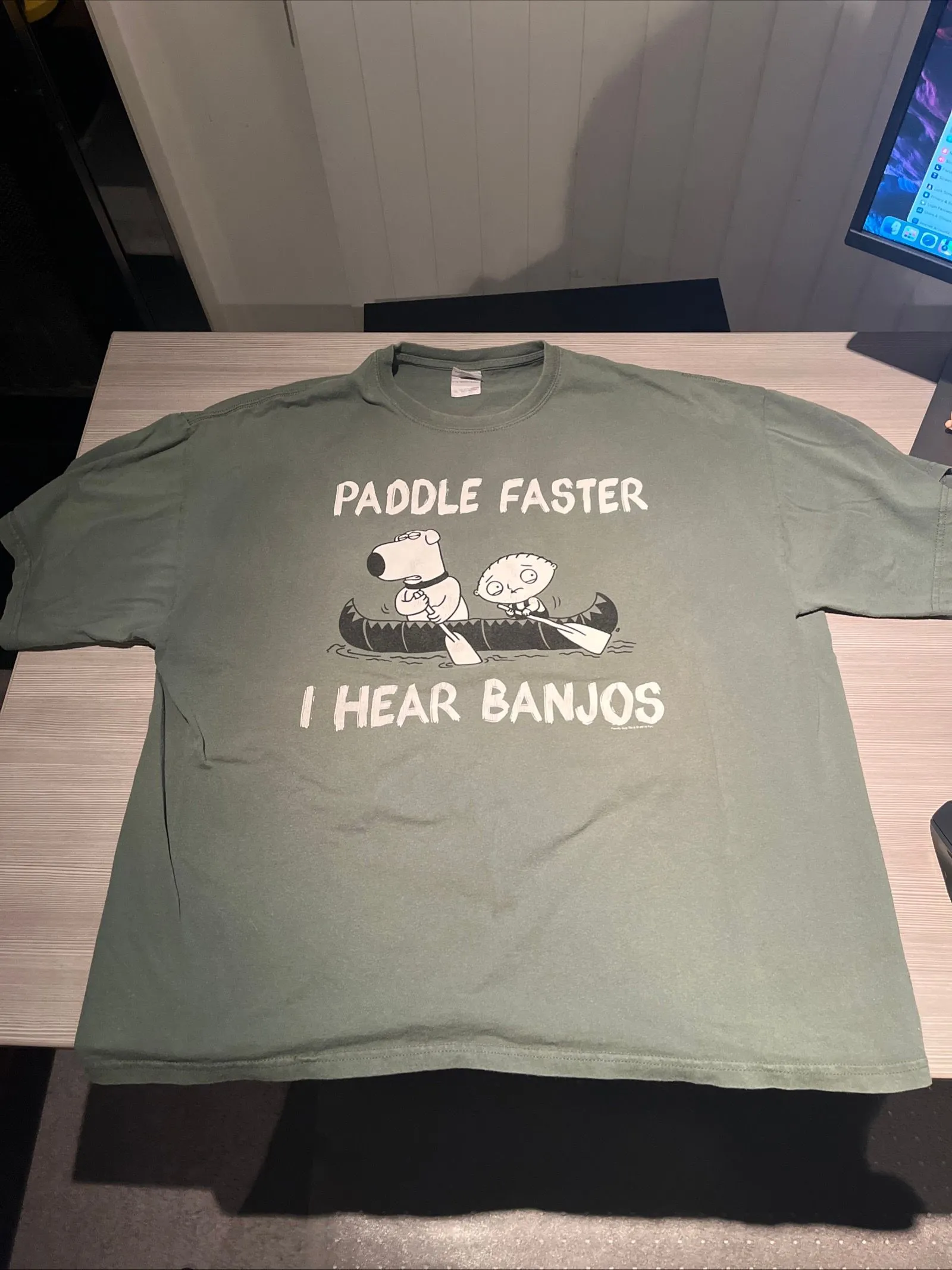 Product image for FAMILY GUY 2010 Brian Stewie PADDLE FASTER I HEAR BANJOS Mens XL T-Shirt 24”x29”