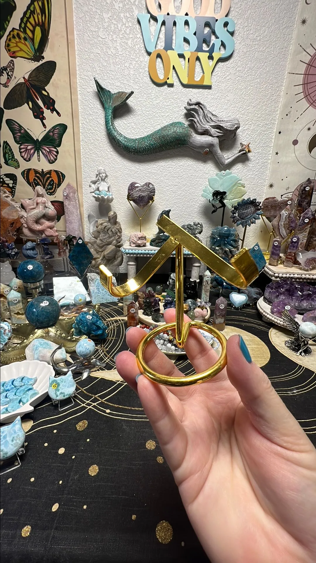 Product image for Medium Gold Heart Stand