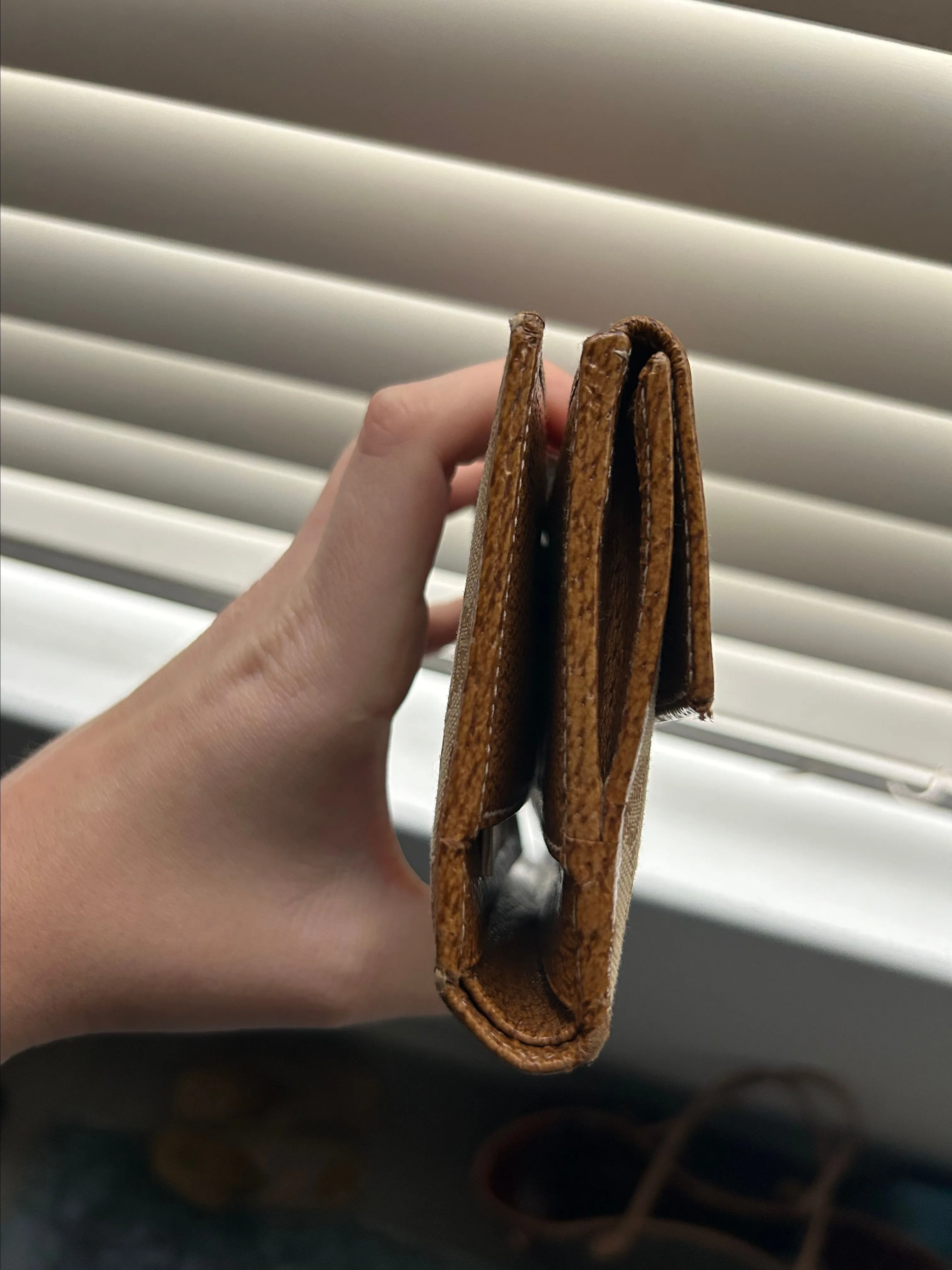 Listing Image Blurred Background
