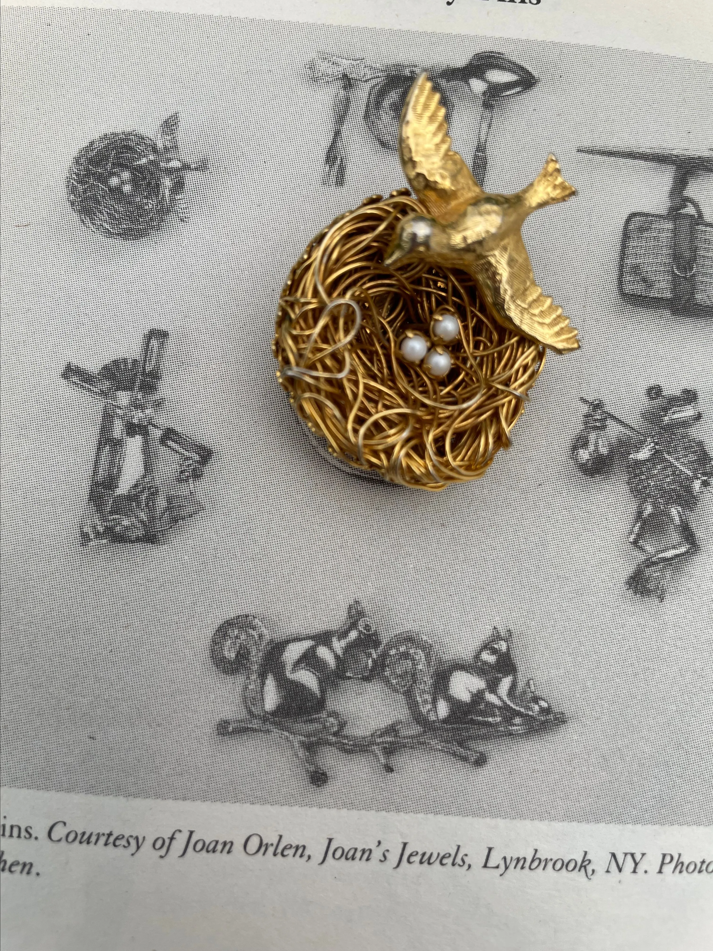 Product image for BOOK PIECE Signed Nettie Rothstein Nesting Birds Brooch
