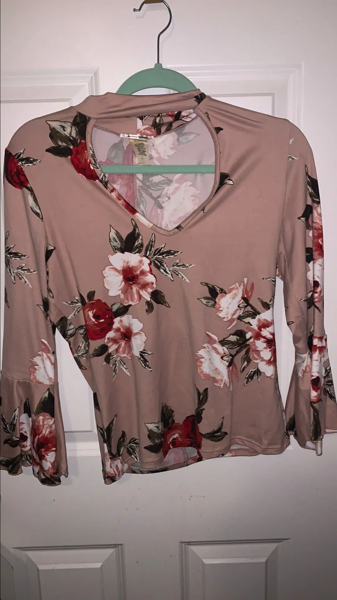 Product image for 73.Really pretty Mauve pink floral Quarter Sleeve ruffled true vintage top with Opened cut out