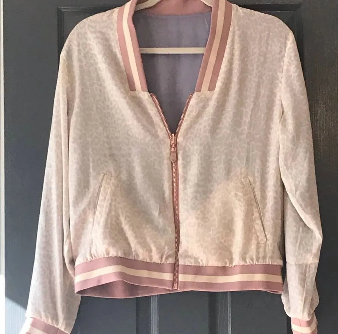 Listing Image Blurred Background