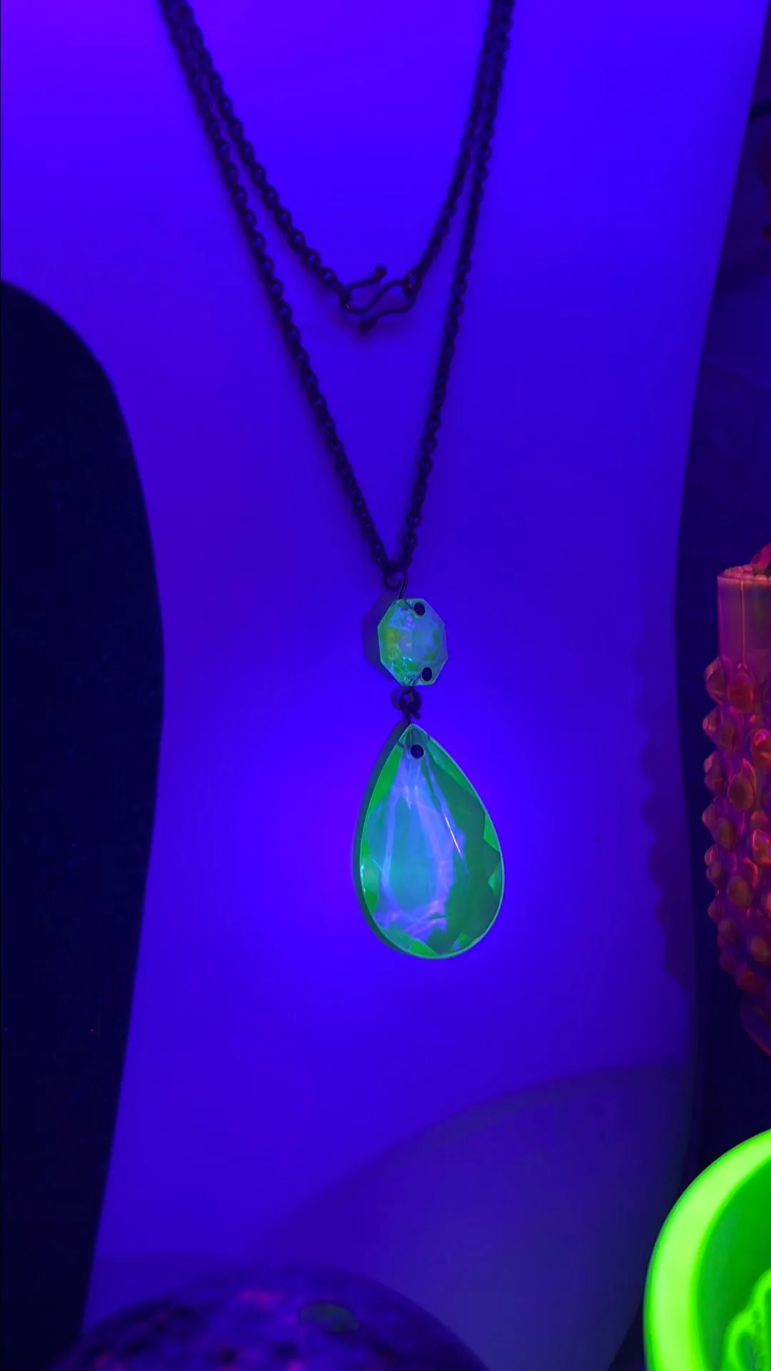Product image for Vintage uranium Glass pendant on 36" cooper chain