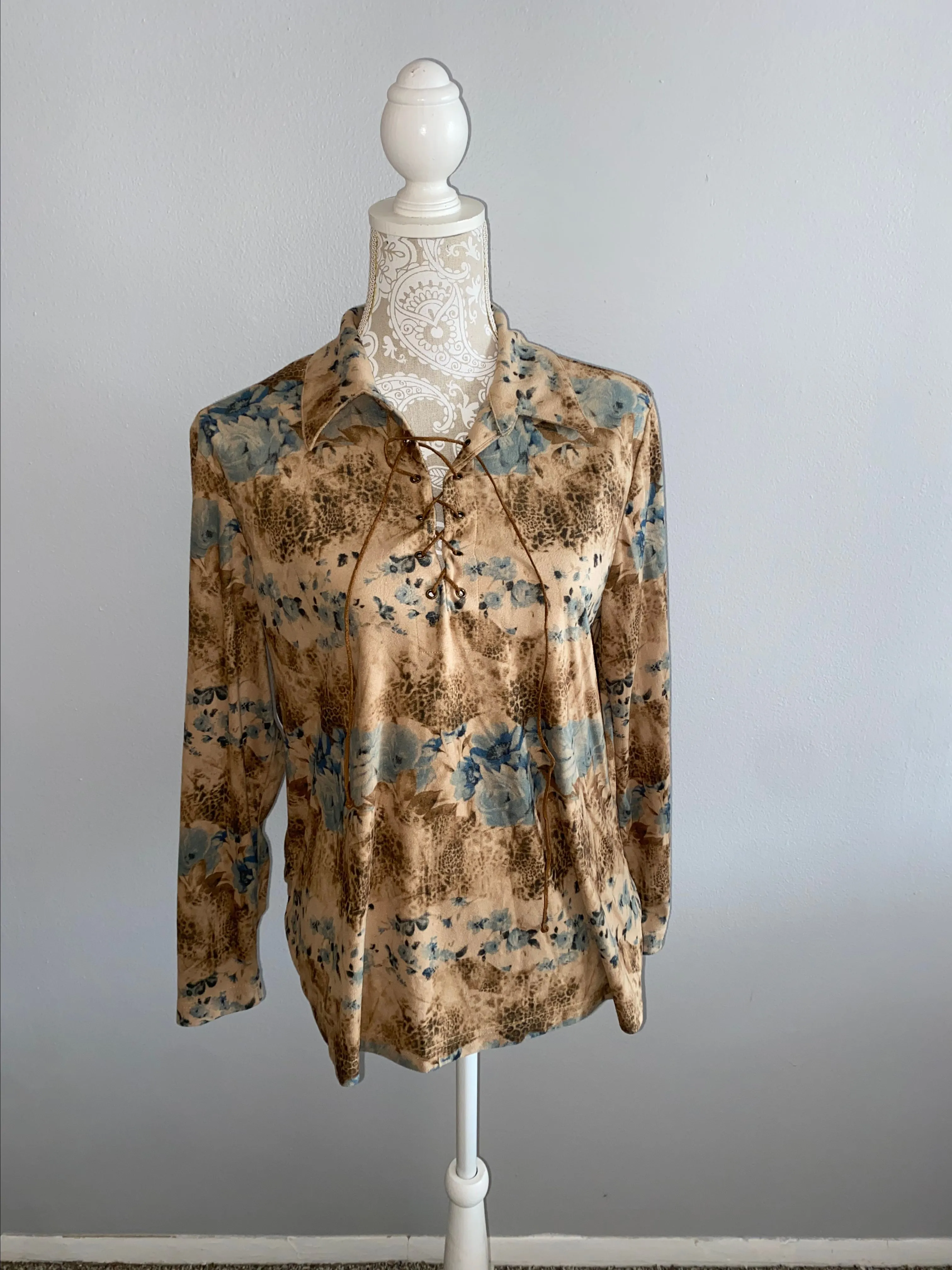 Product image for Notations Sport Patterned Long Sleeve Tie Top