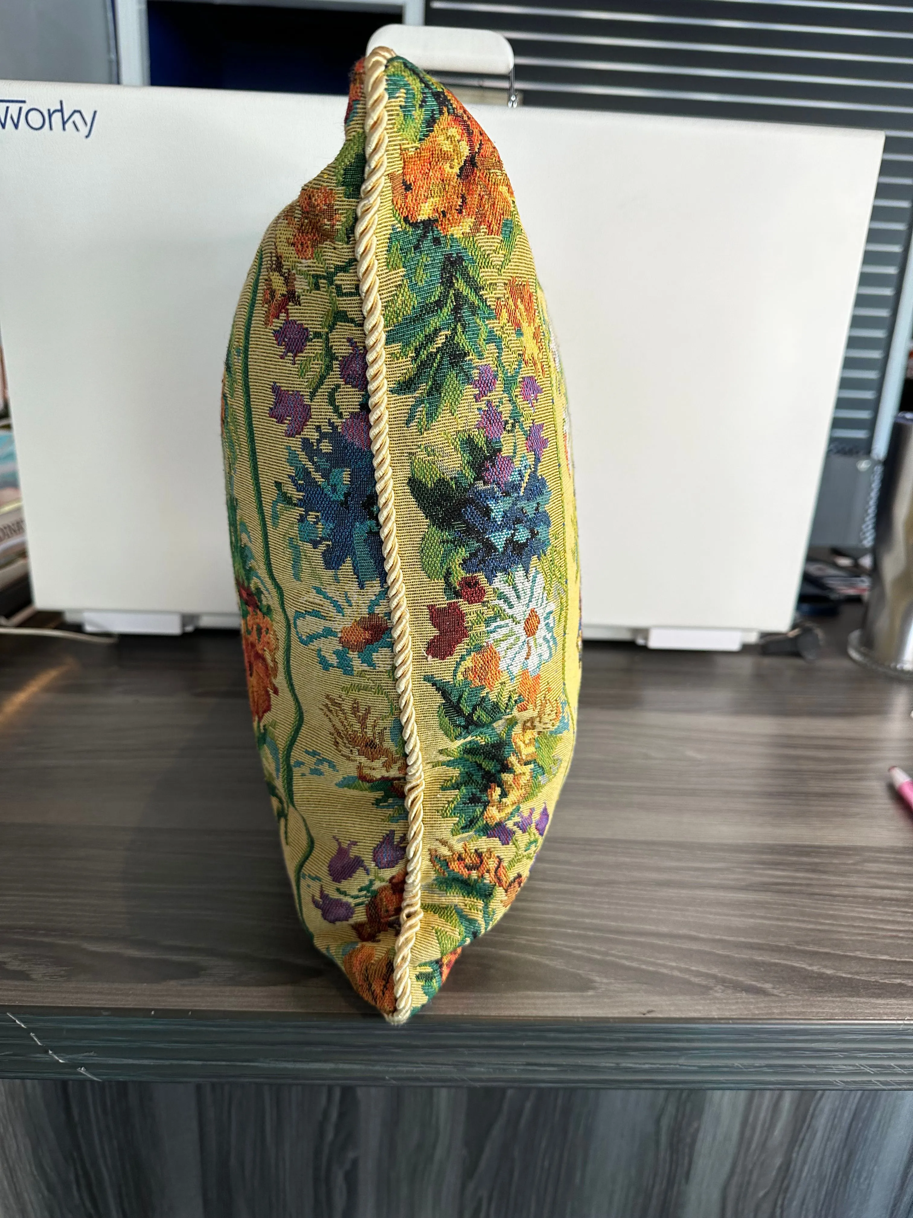 Listing Image Blurred Background