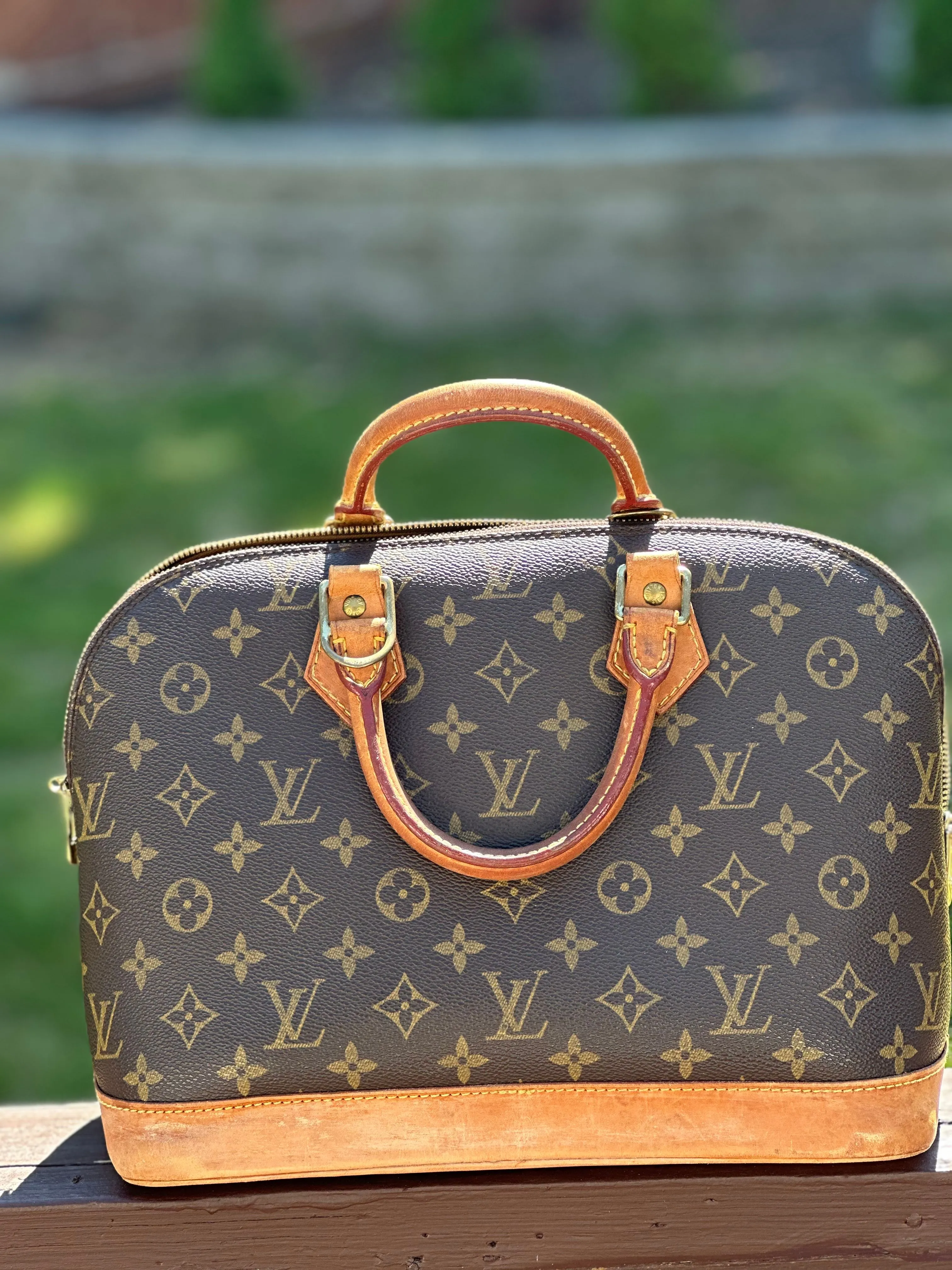 Listing Image Blurred Background