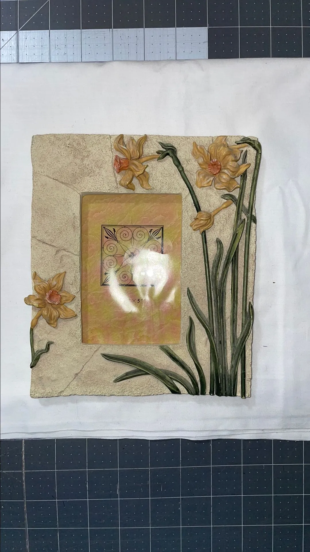 Product image for B01RF Frame for 3x5 photo Heavy Resin Dimensional flower design, 7x8 outer edge