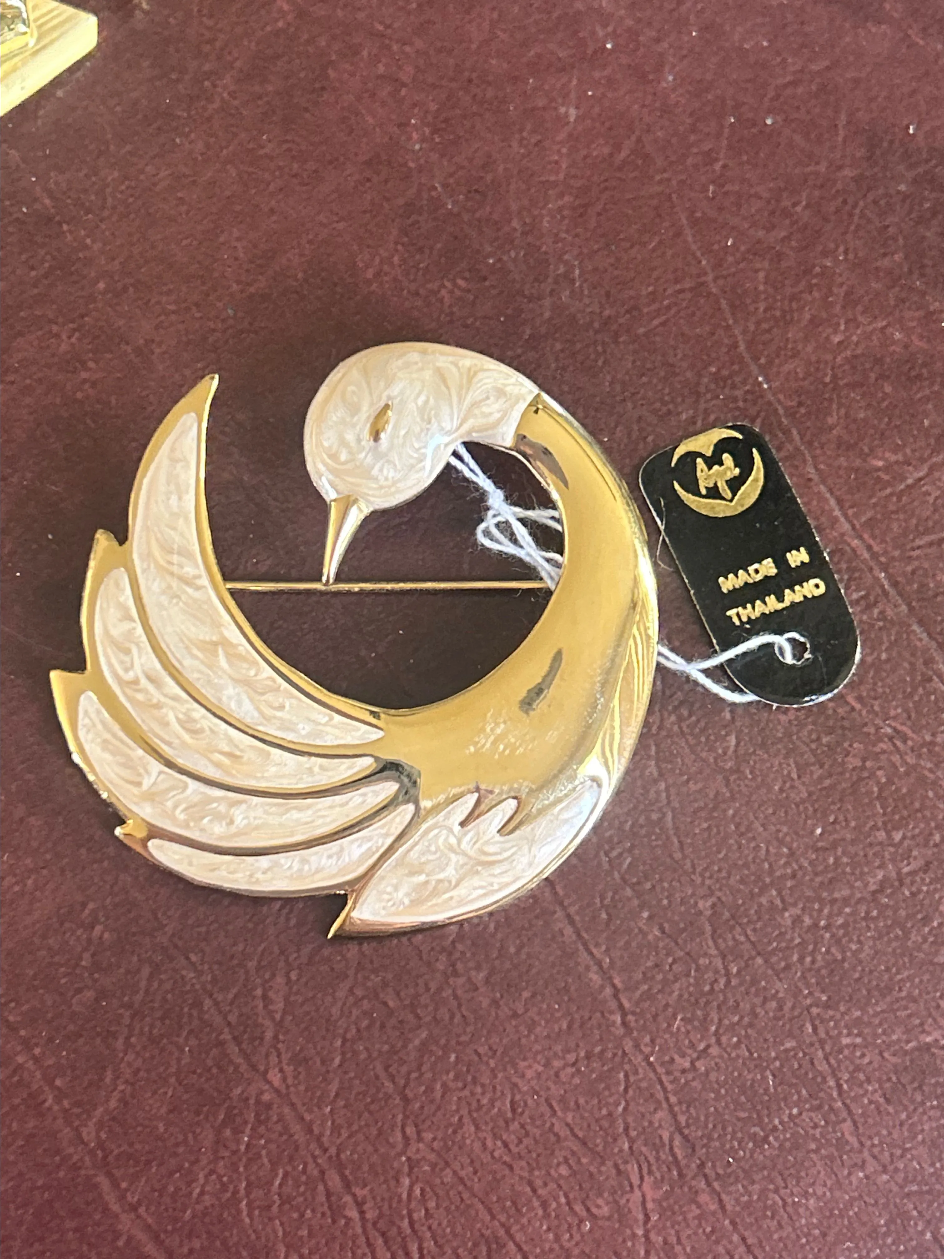 Product image for #44 gold tone Enamel Swan brooch pin