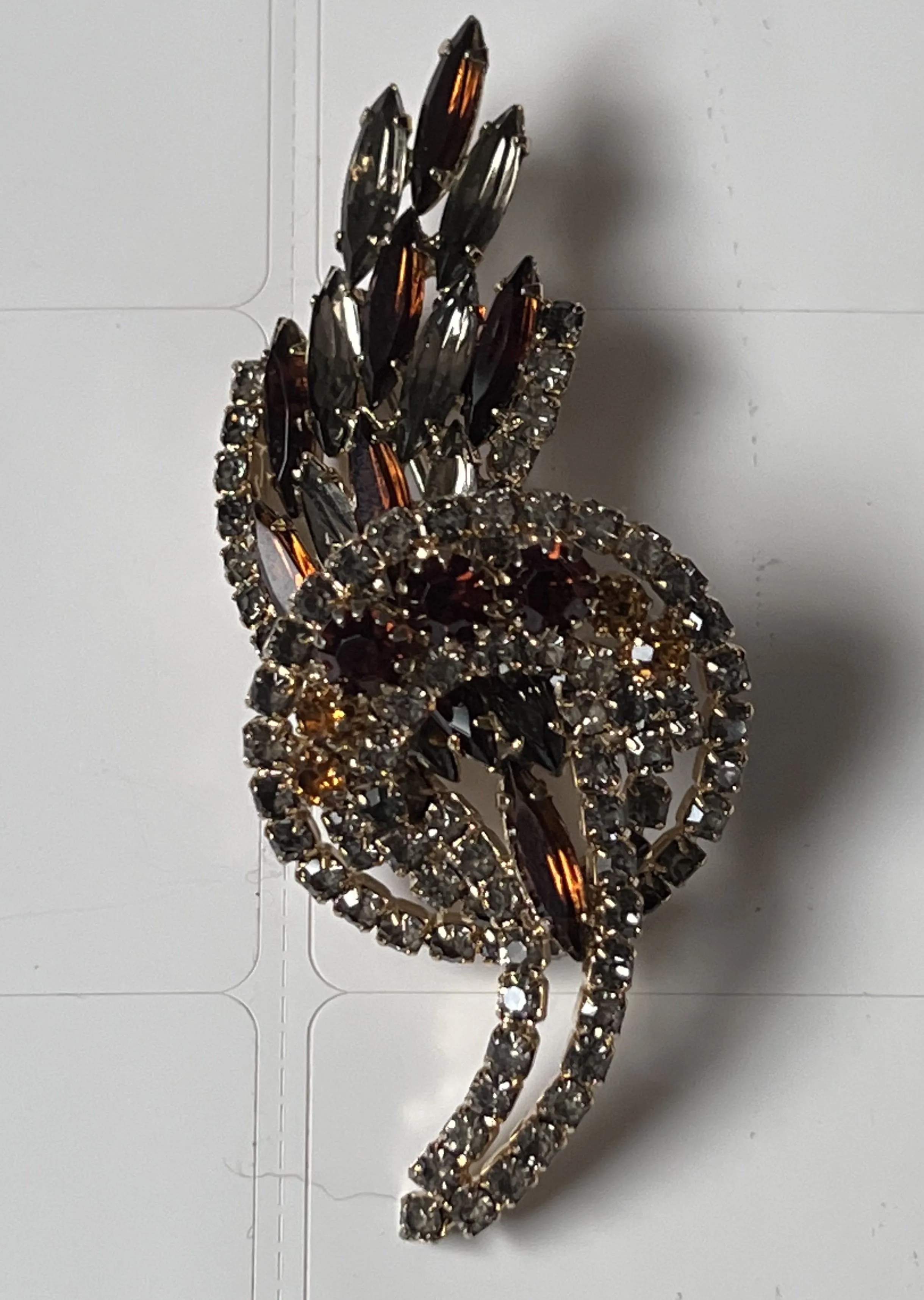 Product image for #7Y Vintage Long Amberina Baguette Marquis Round Rhinestones Leaf in Wreath Brooch Pin