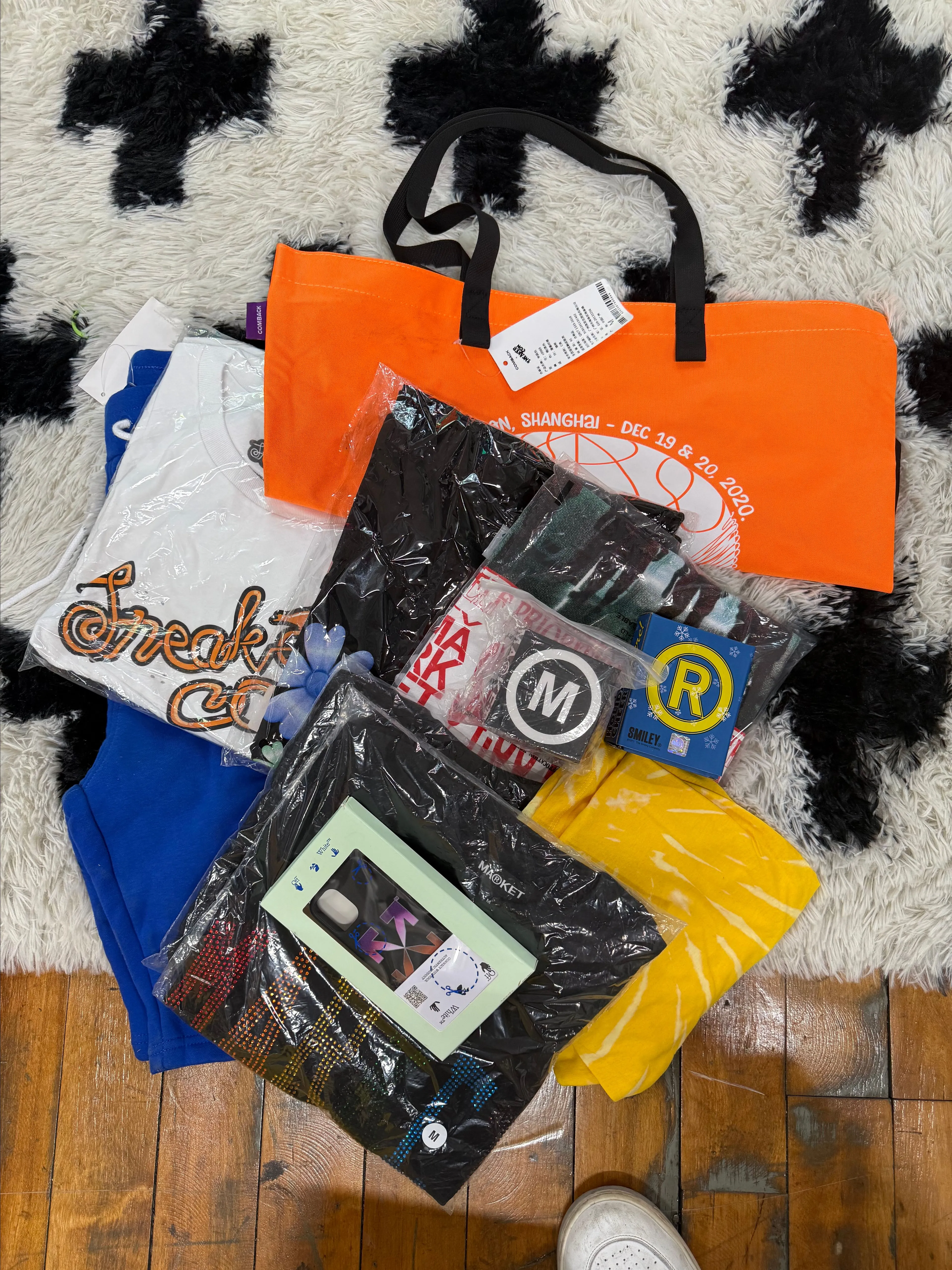 Product image for BDAY RESELL BOX- STREETWEAR GOODS📦(2-6 PCS)