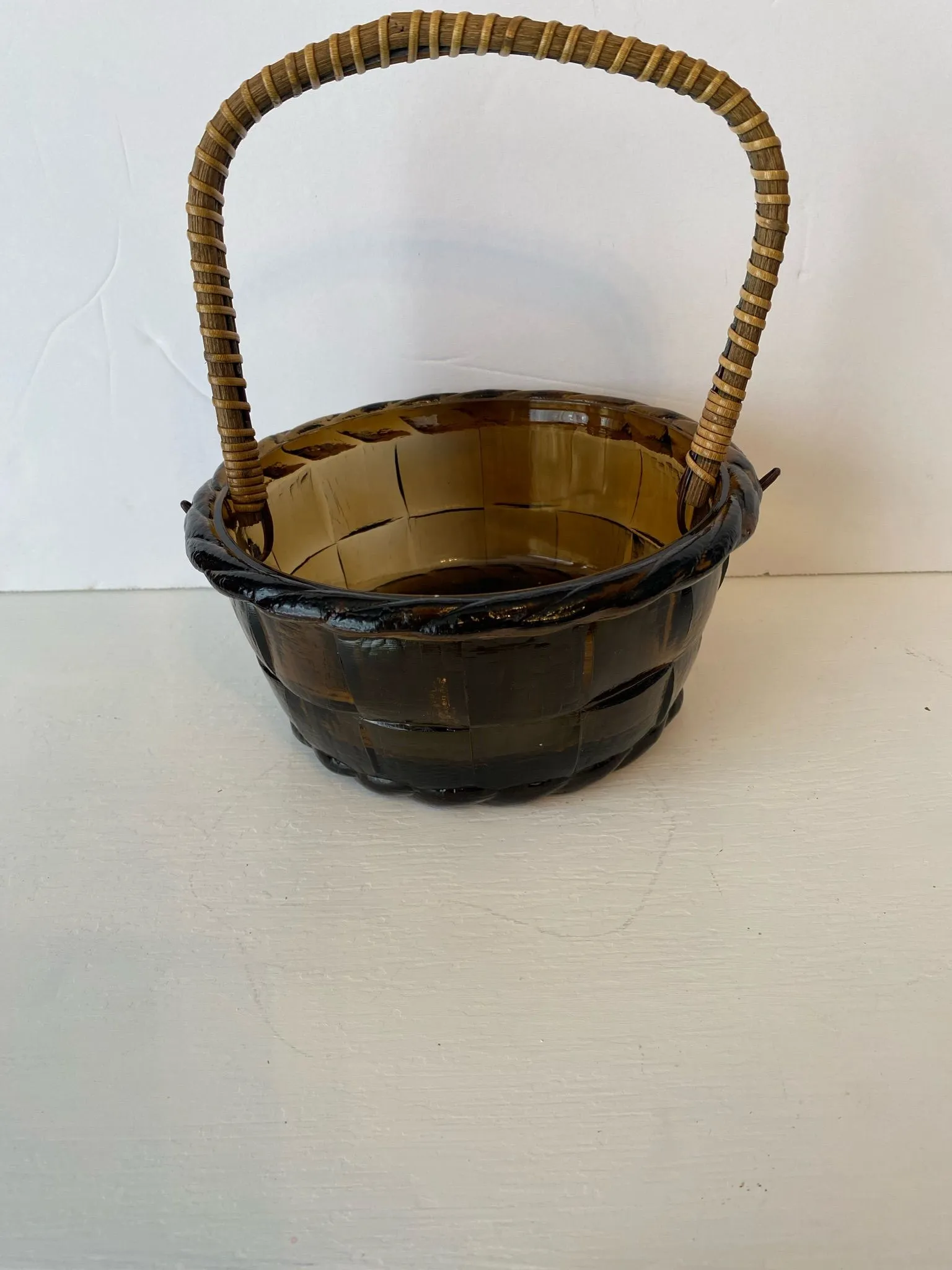 Product image for Round brown glass with wicker handle basket 3 in h 6 1/2 r