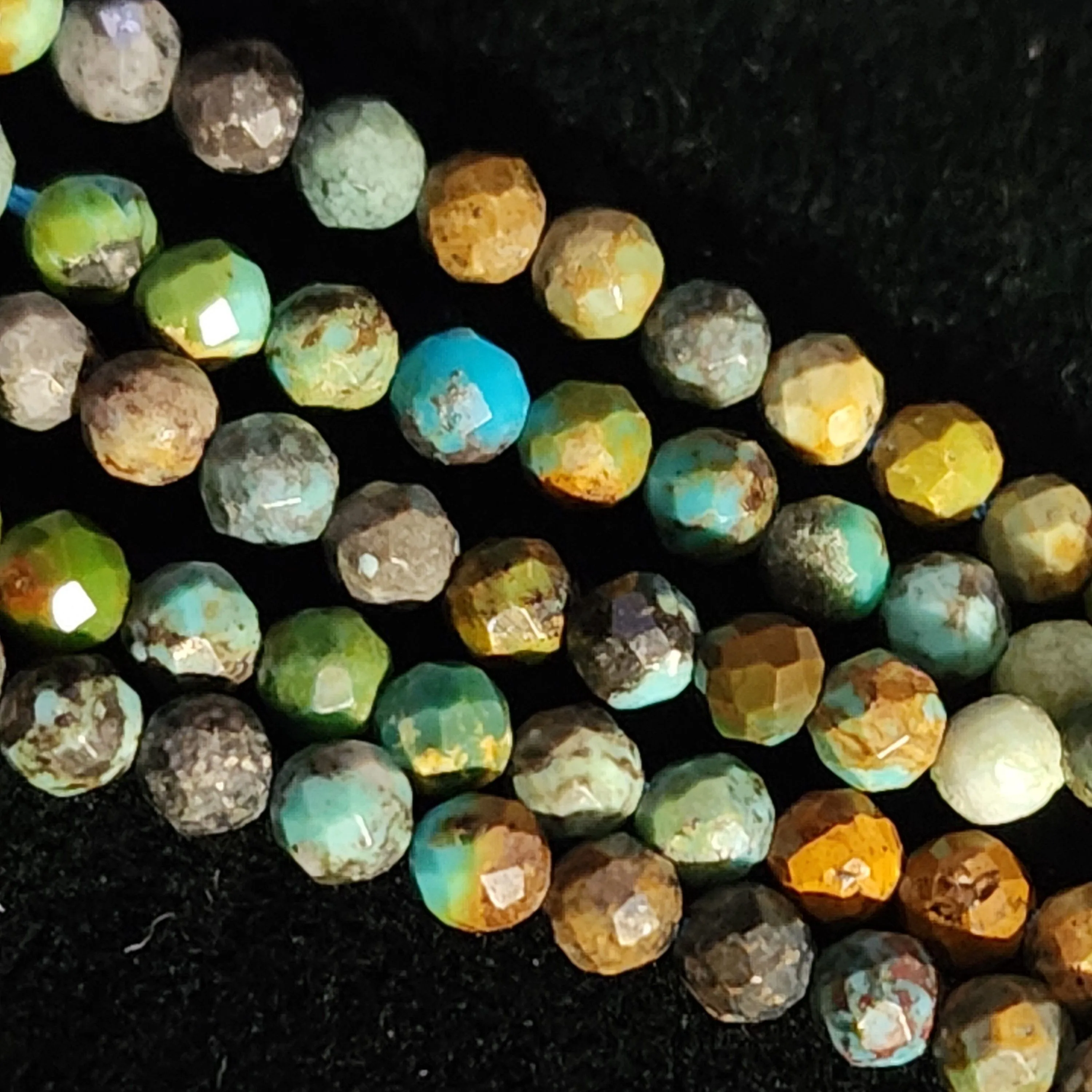 Product image for #24P: Hubei Green Turquoise (Ombre) Faceted Round Beads, 3mm