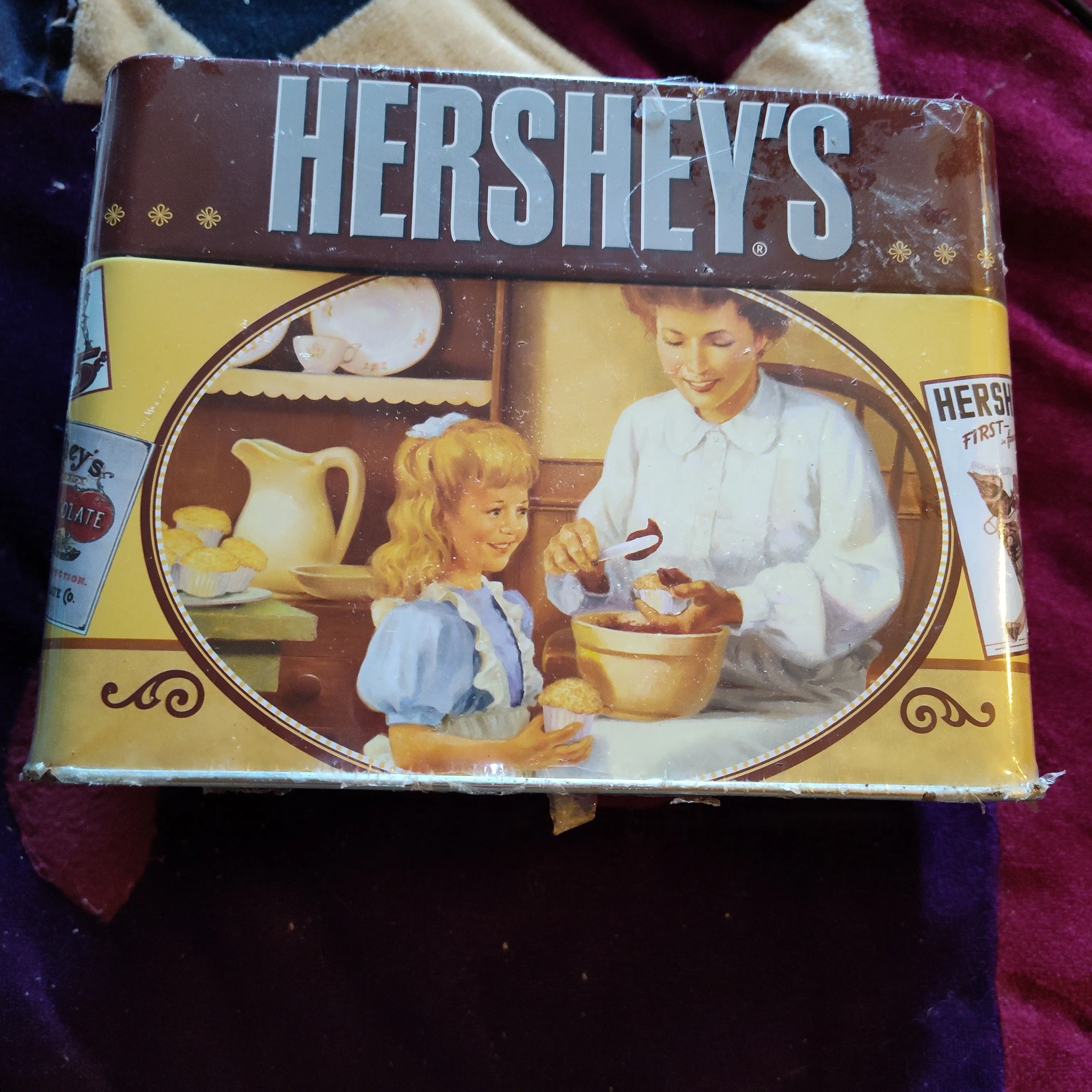 Product image for 280. Hershey sealed recipe tin with recipes