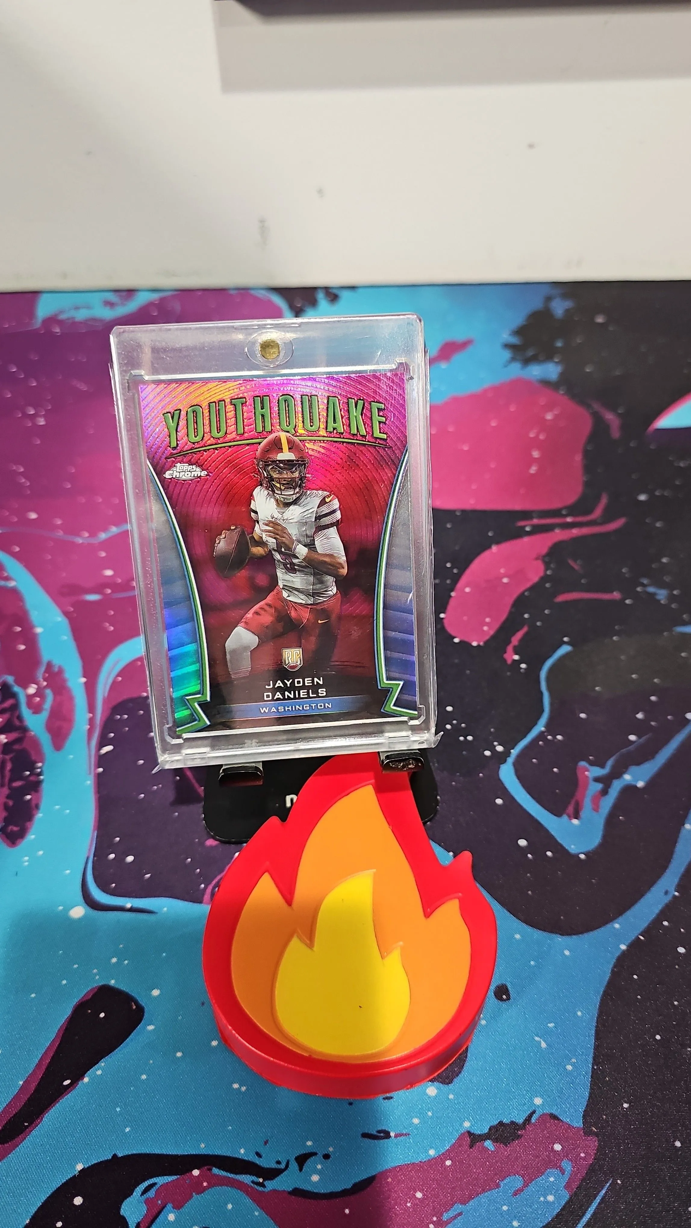 Product image for 2024Jayden Daniels Topps Chrome - Youthquake #Y-3 Pink Refractor (RC)