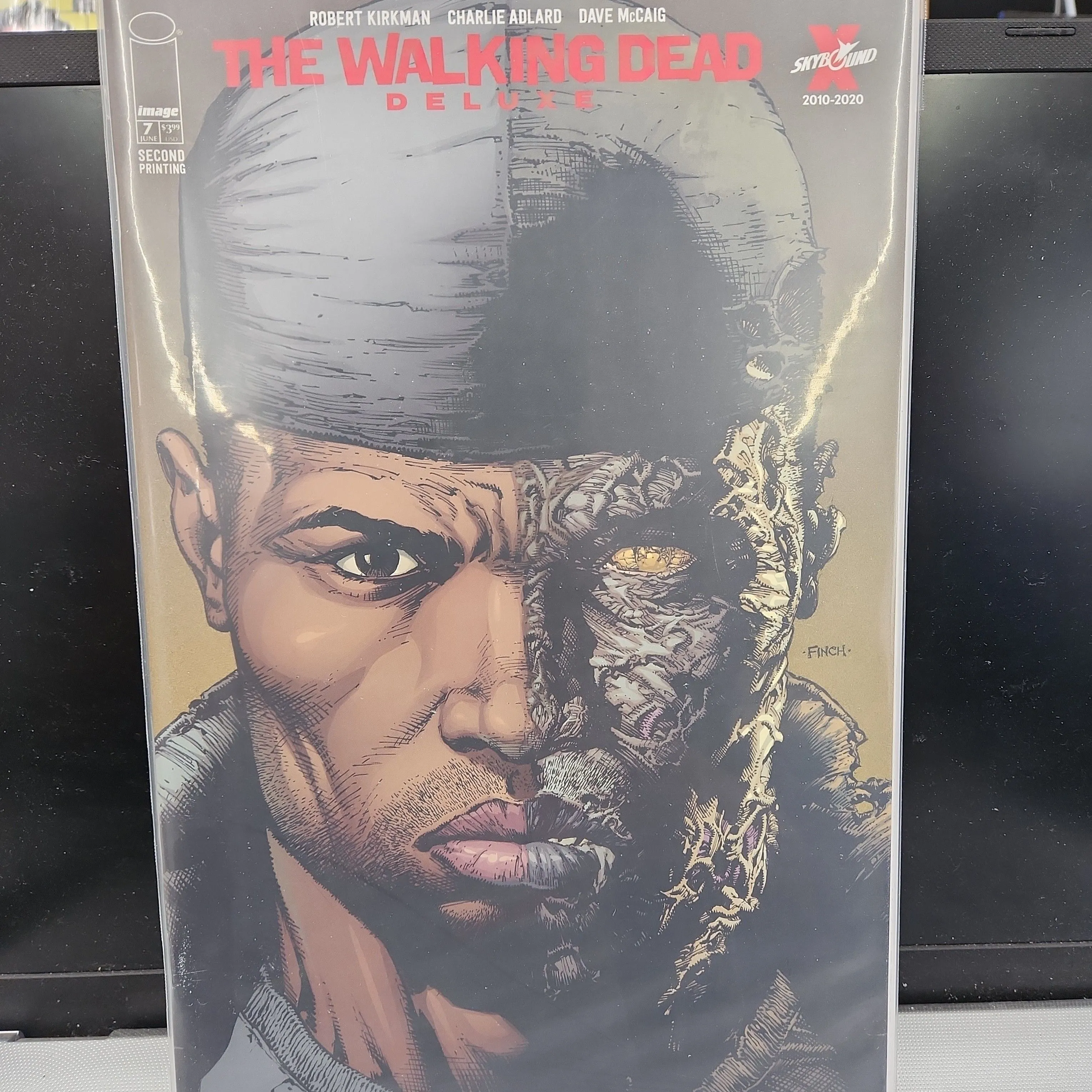 Product image for WALKING DEAD DELUXE HEADSHOT VARIANTS 7-12 NOS