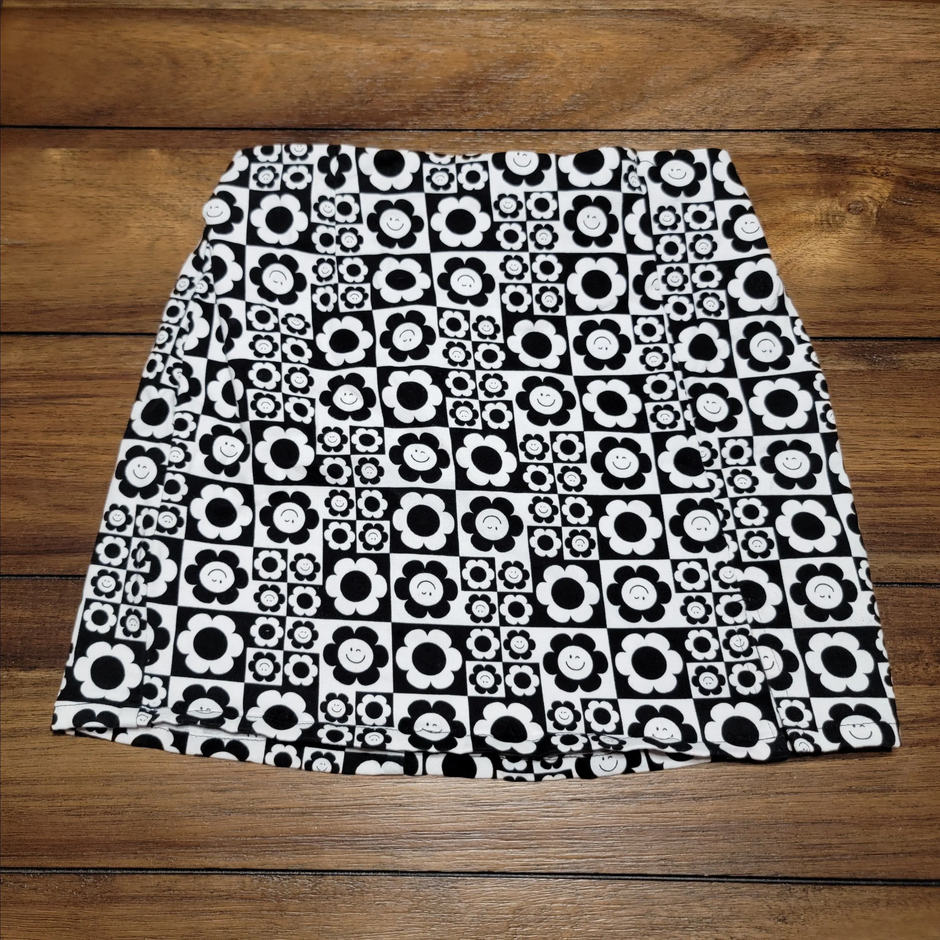 Product image for Art Class B&W Smile Flower Mini Skirt - Size L (10/12)