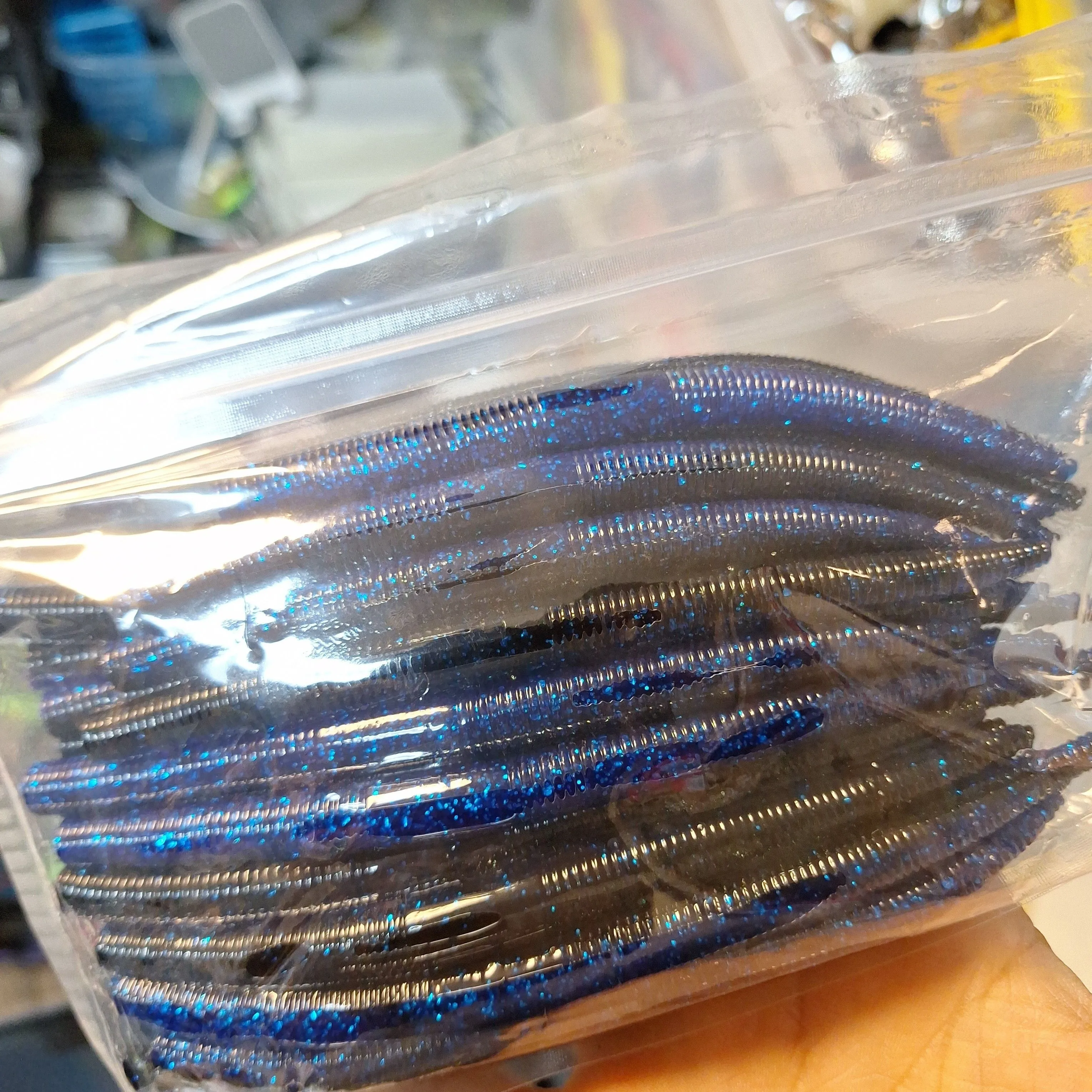 Product image for (25) 5 INCH YUM DINGERS BLACK AND BLUE LAMINATE 