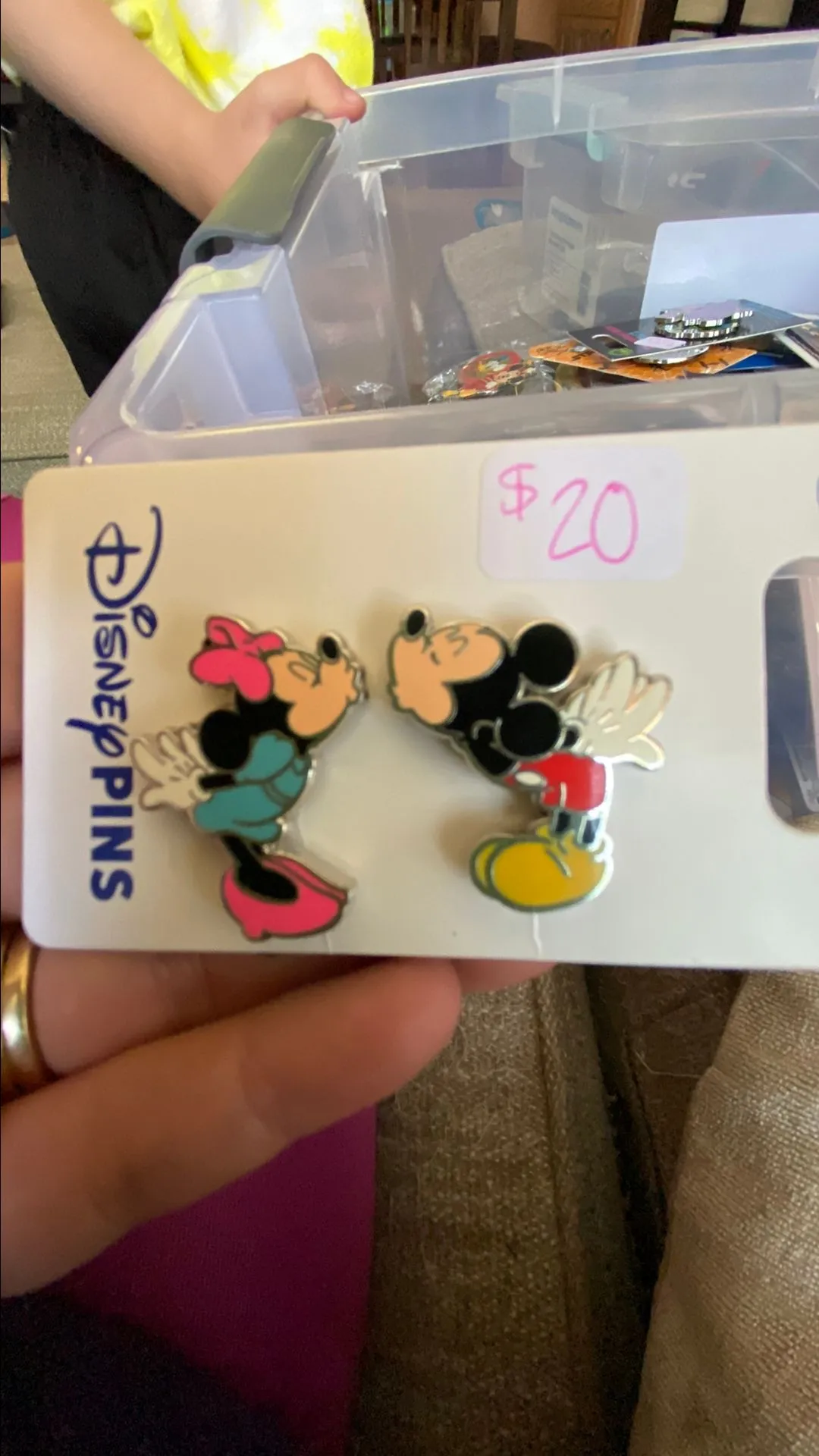 Product image for Magnetic Minnie and Mickey Kissing - 2 Pin Set